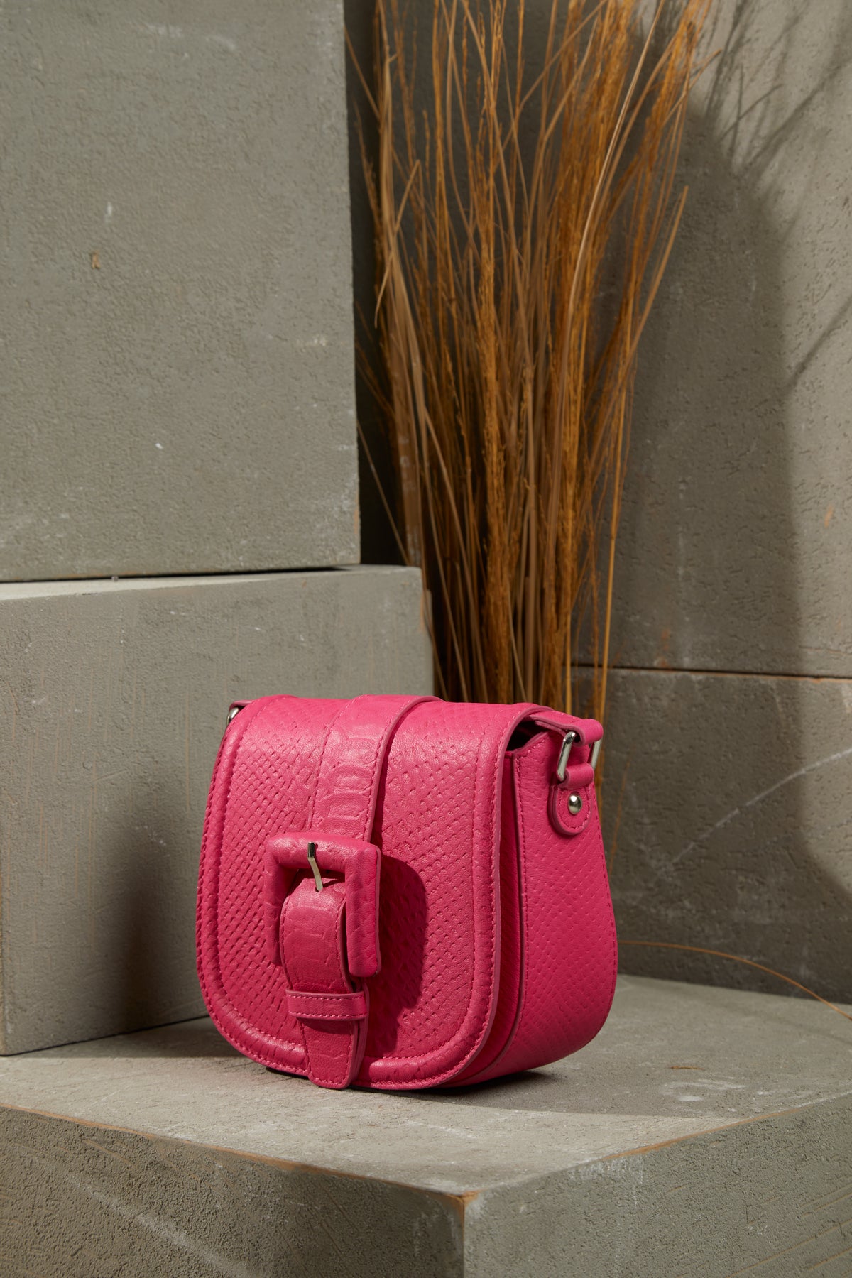 Önü Kemer Tokalı Ayarlanabilir Saplı Desenli Deri Çanta