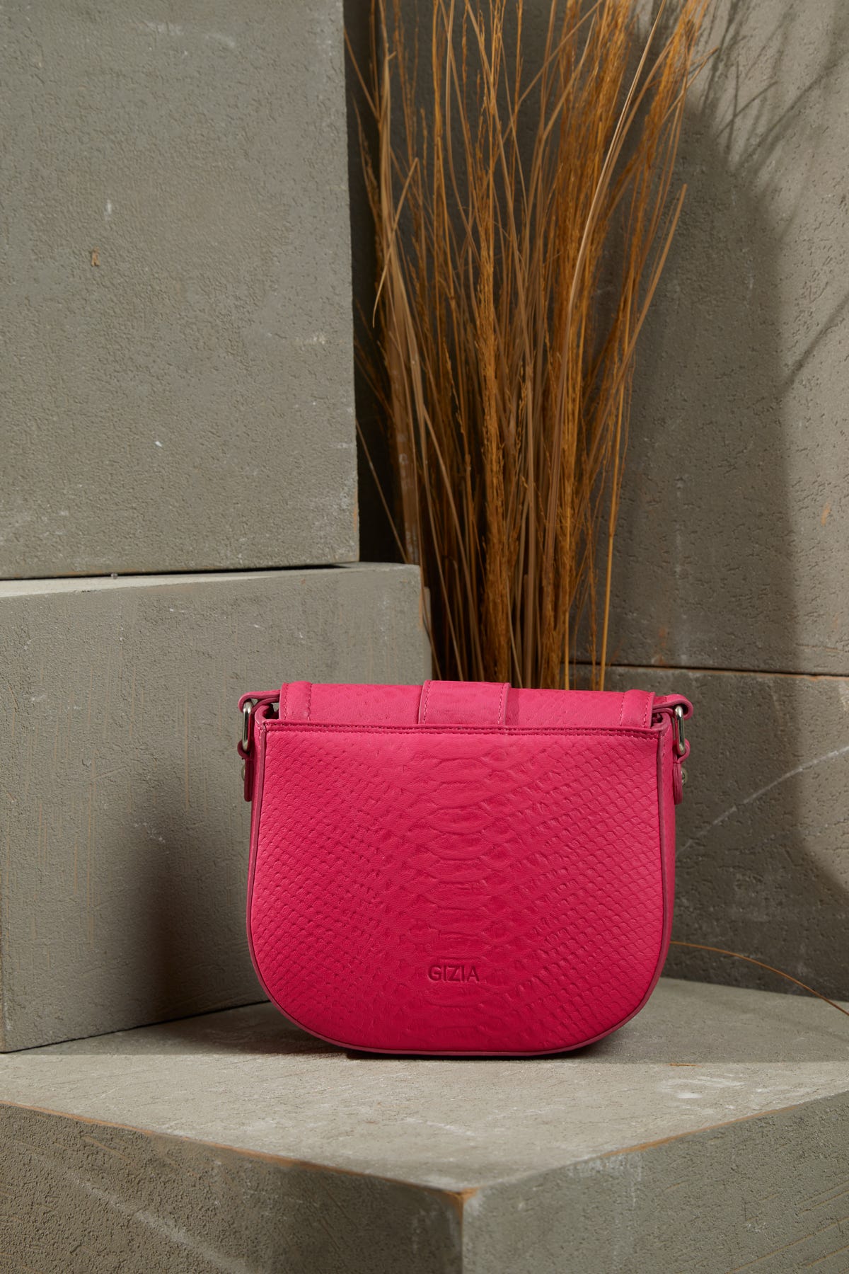 Önü Kemer Tokalı Ayarlanabilir Saplı Desenli Deri Çanta