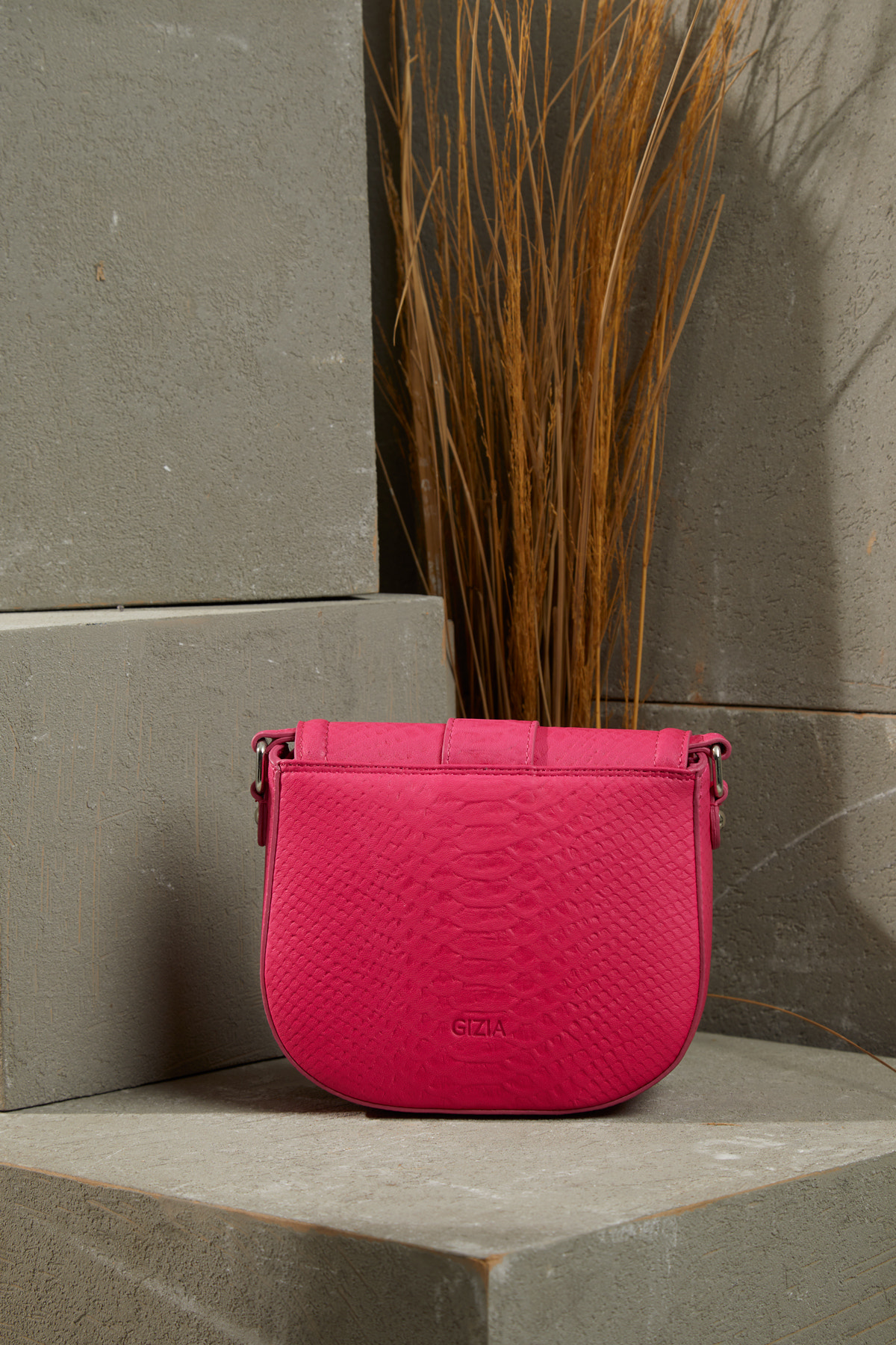 Önü Kemer Tokalı Ayarlanabilir Saplı Desenli Deri Çanta