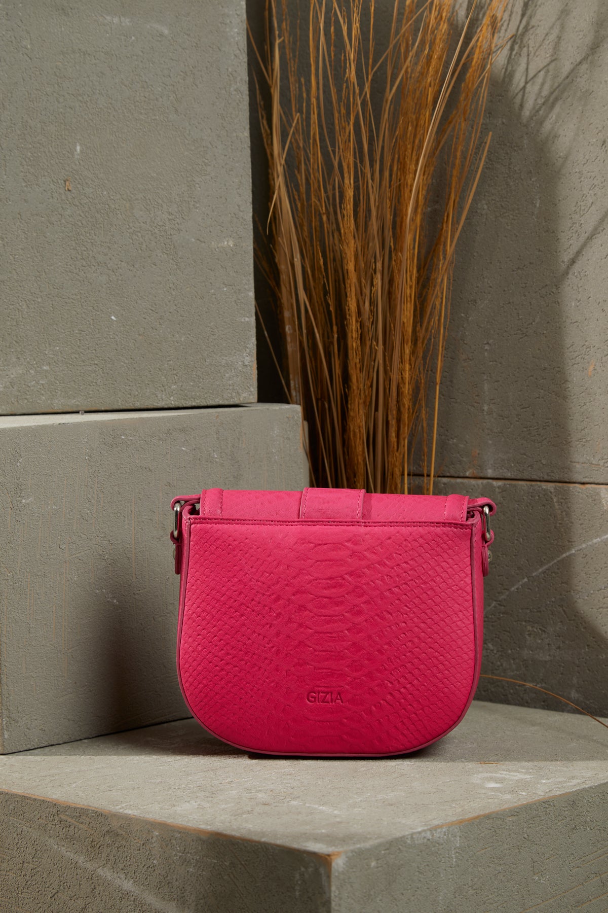 Önü Kemer Tokalı Ayarlanabilir Saplı Desenli Deri Çanta