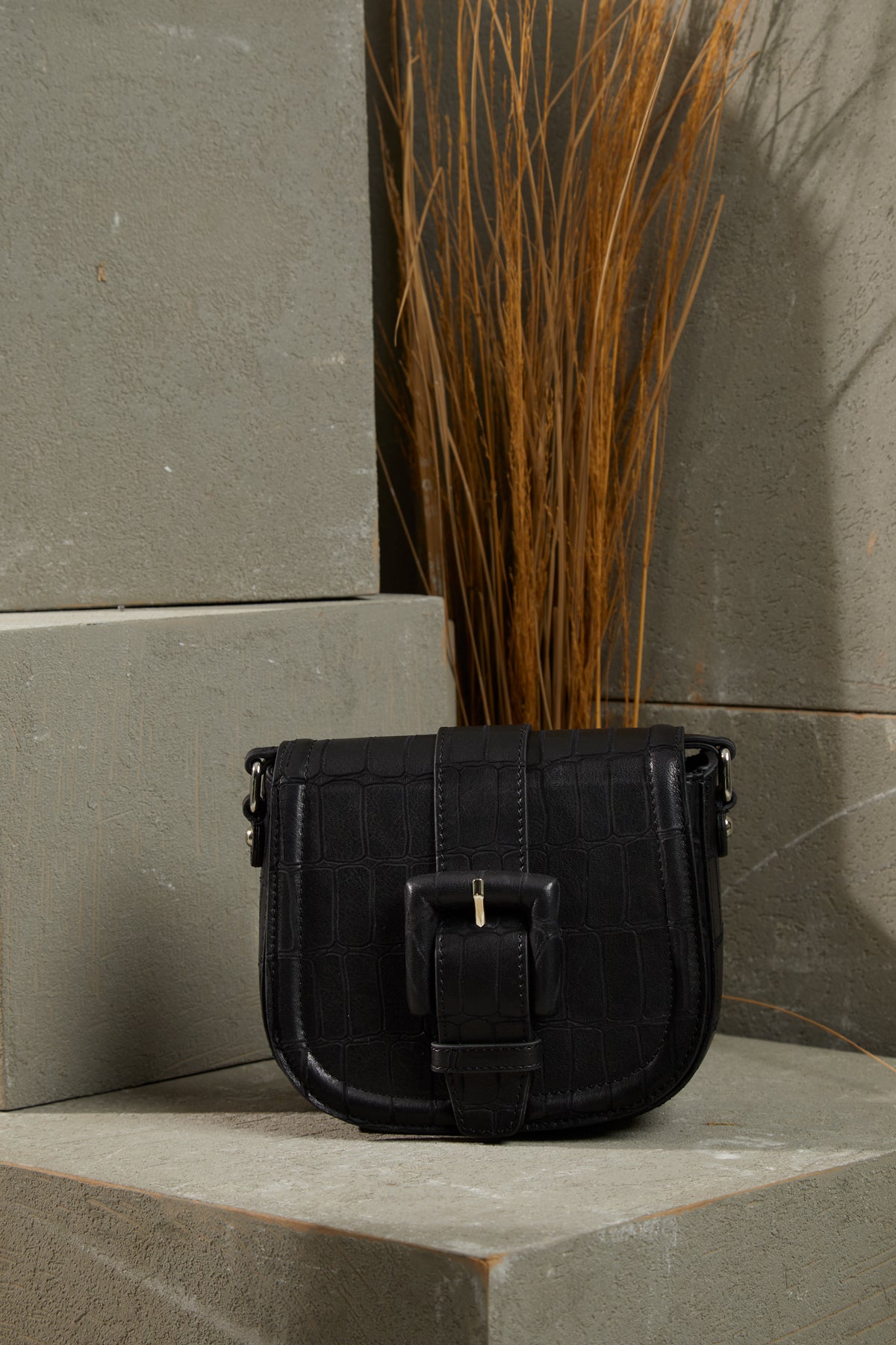 Önü Kemer Tokalı Ayarlanabilir Saplı Desenli Deri Çanta