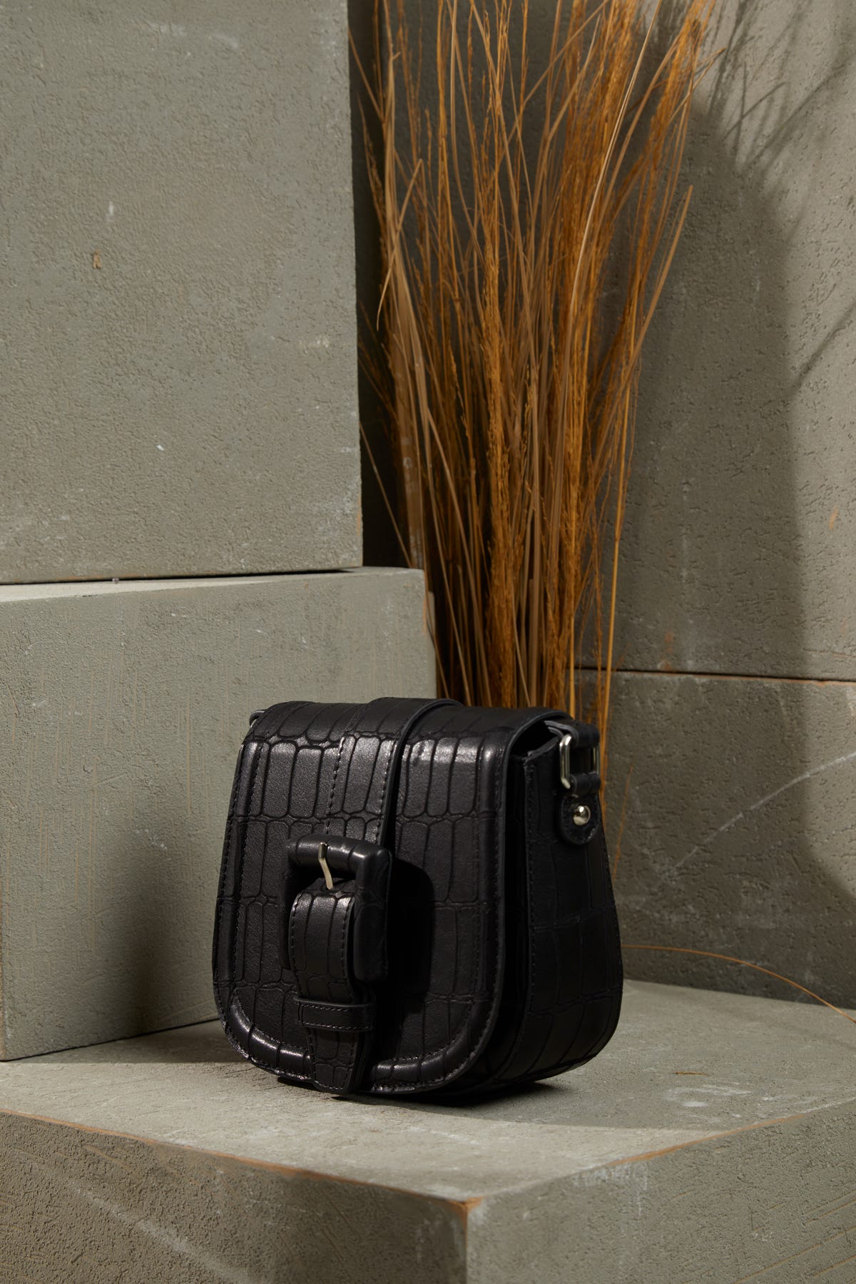 Önü Kemer Tokalı Ayarlanabilir Saplı Desenli Deri Çanta