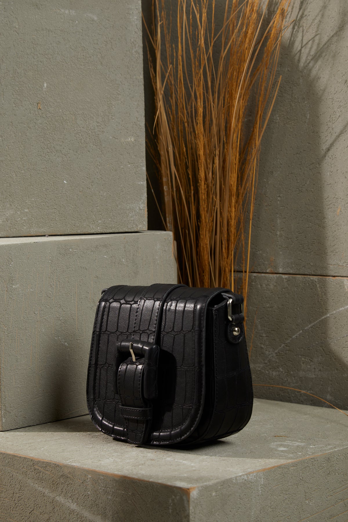 Önü Kemer Tokalı Ayarlanabilir Saplı Desenli Deri Çanta