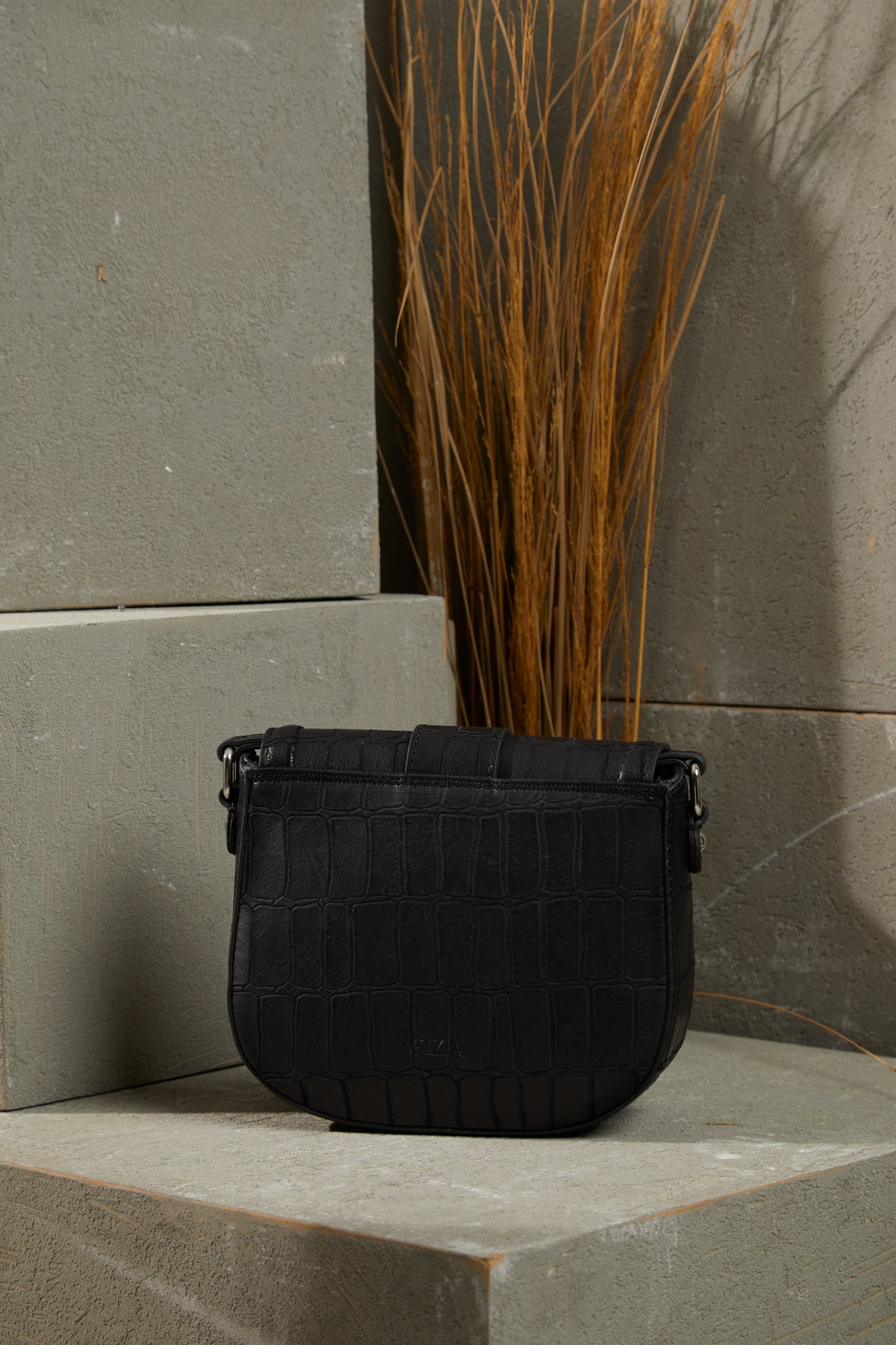 Önü Kemer Tokalı Ayarlanabilir Saplı Desenli Deri Çanta