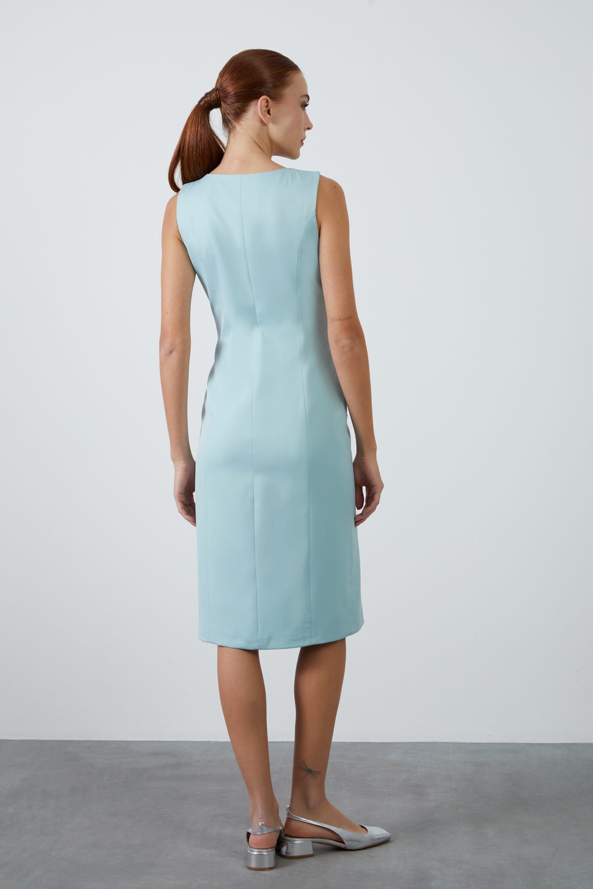 Rengi Kare Yakalı Detaylı Midi Boy Kalem Elbise