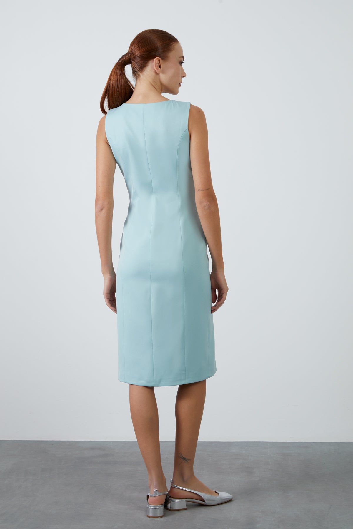 Rengi Kare Yakalı Detaylı Midi Boy Kalem Elbise