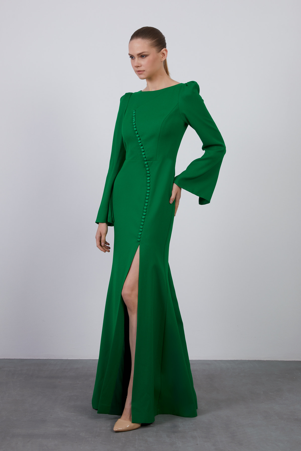 Düğme Detaylı Kol Üstü Büzgülü Yırtmaçlı Balık Form Uzun Elbise