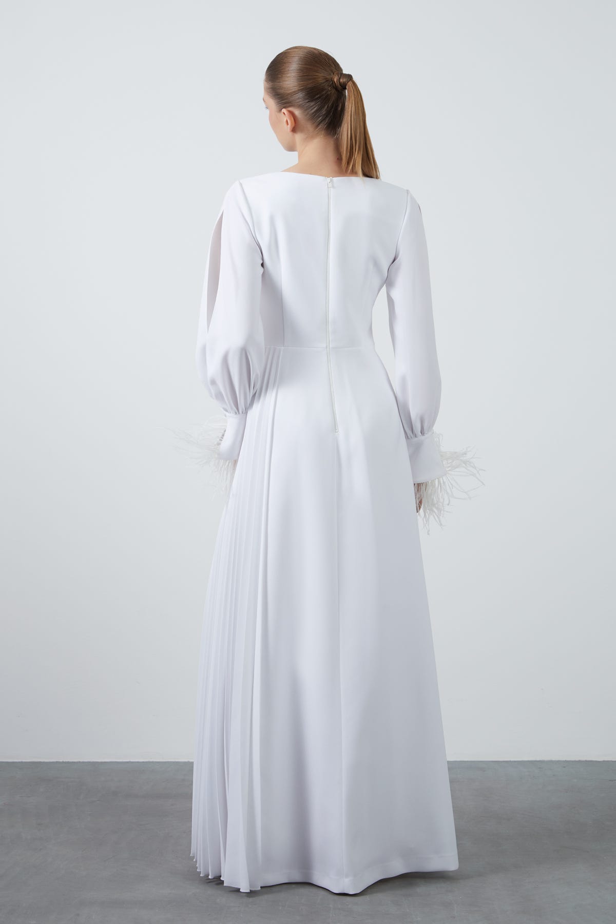 İşleme Ve Tüy Detay Kol Yırtmaçlı Eteği Asimetrik Uzun Elbise