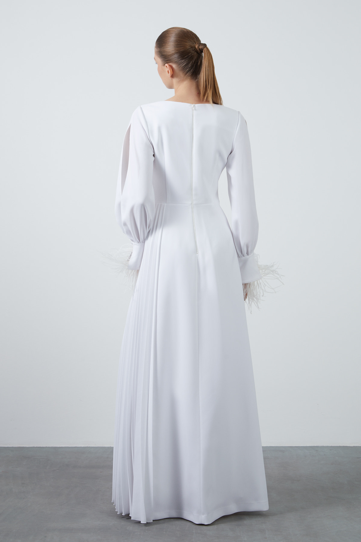 İşleme Ve Tüy Detay Kol Yırtmaçlı Eteği Asimetrik Uzun Elbise