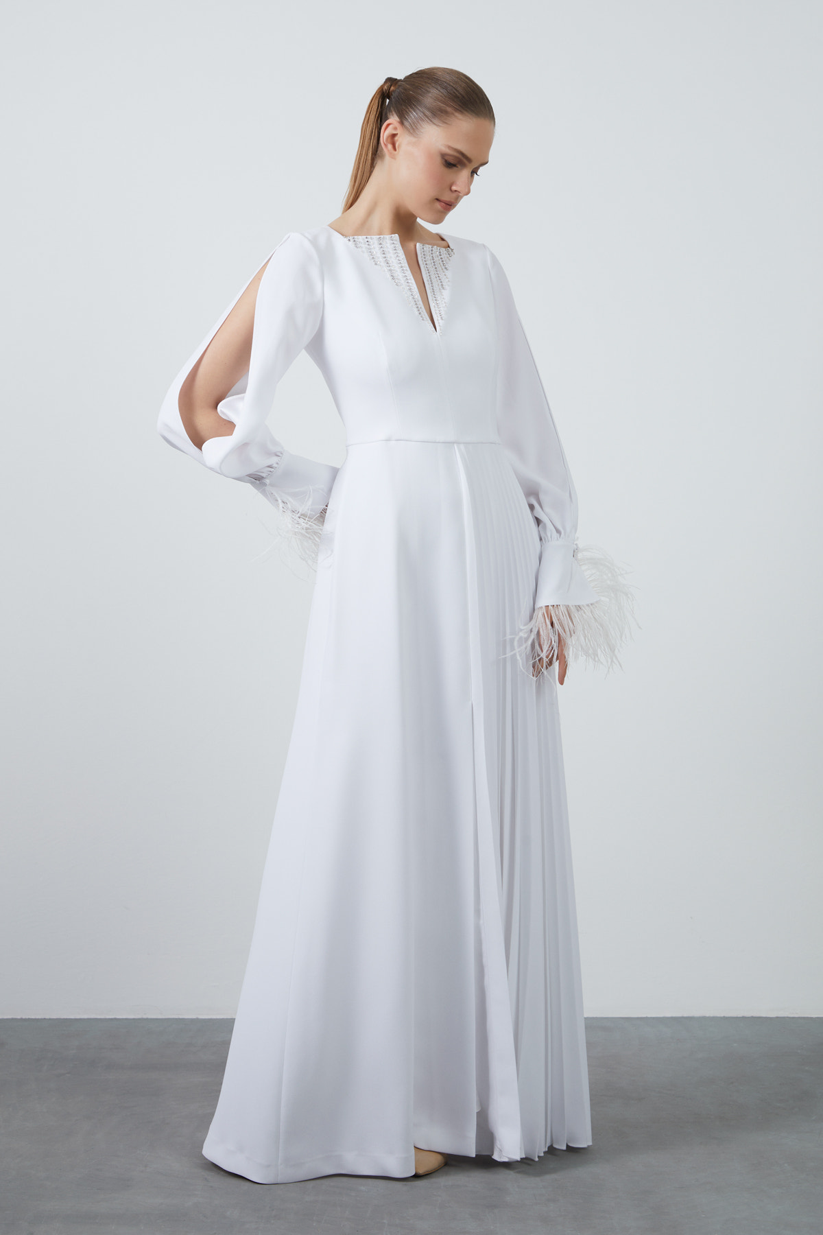 İşleme Ve Tüy Detay Kol Yırtmaçlı Eteği Asimetrik Uzun Elbise