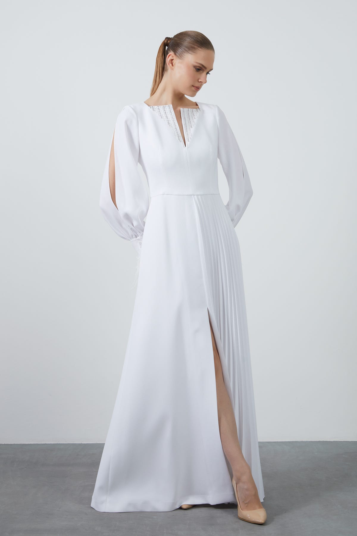 İşleme Ve Tüy Detay Kol Yırtmaçlı Eteği Asimetrik Uzun Elbise