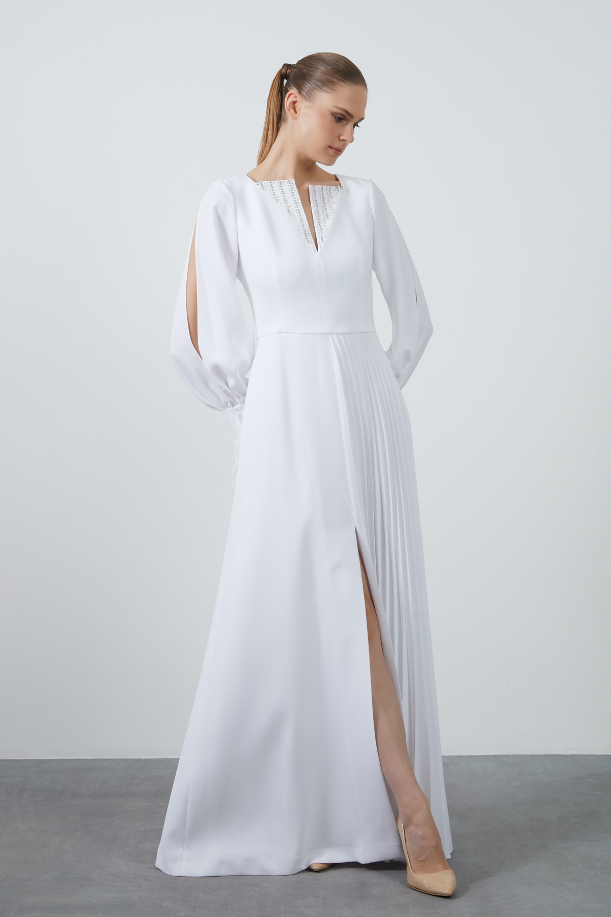 İşleme Ve Tüy Detay Kol Yırtmaçlı Eteği Asimetrik Uzun Elbise