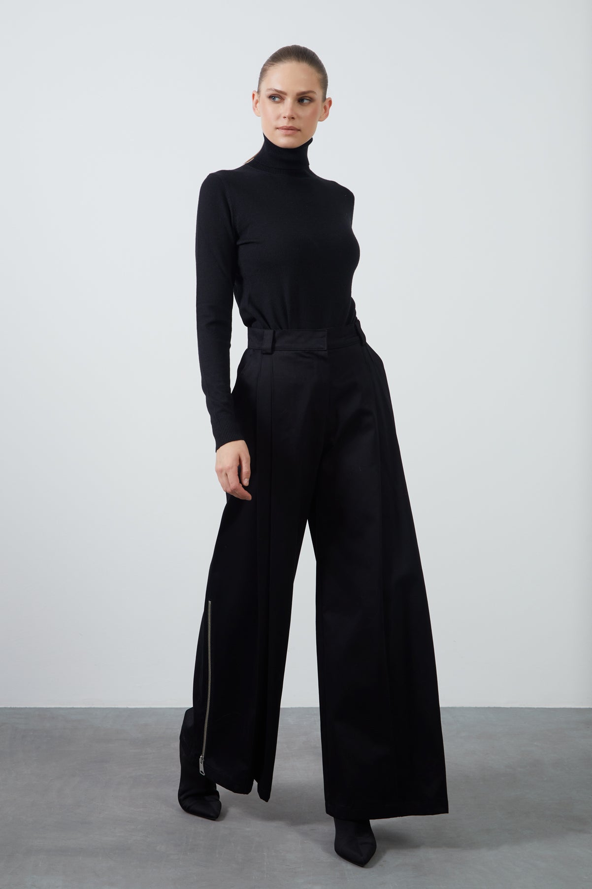 Yan Paçalar Fermuarlı Kare Çıtçıt Kapama Bol Paça Pantolon