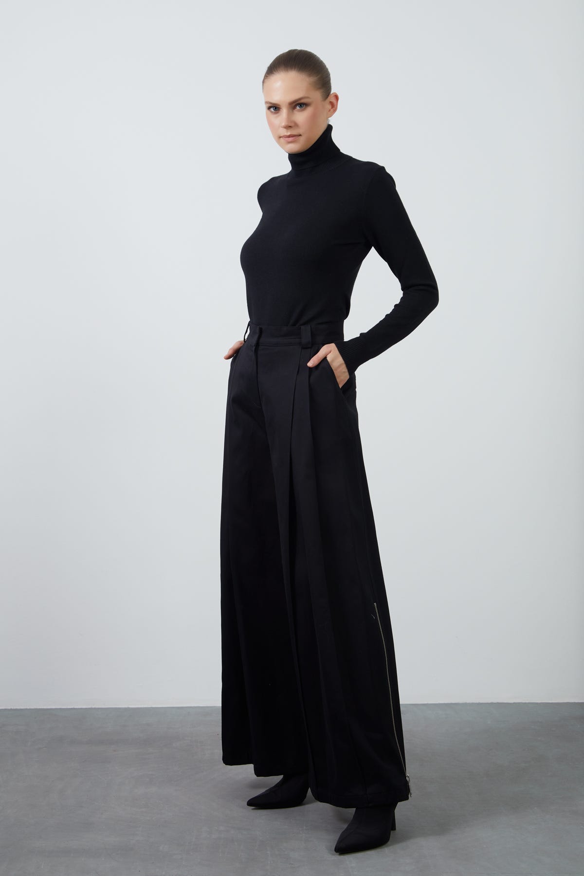 Yan Paçalar Fermuarlı Kare Çıtçıt Kapama Bol Paça Pantolon