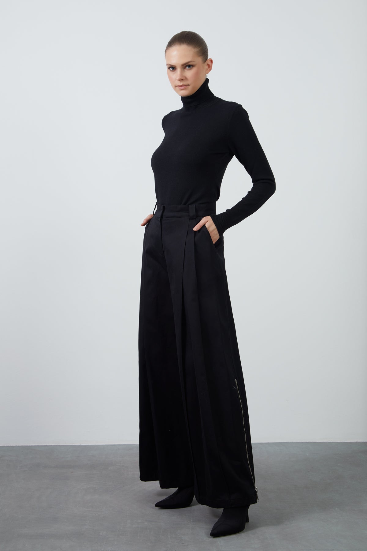 Yan Paçalar Fermuarlı Kare Çıtçıt Kapama Bol Paça Pantolon