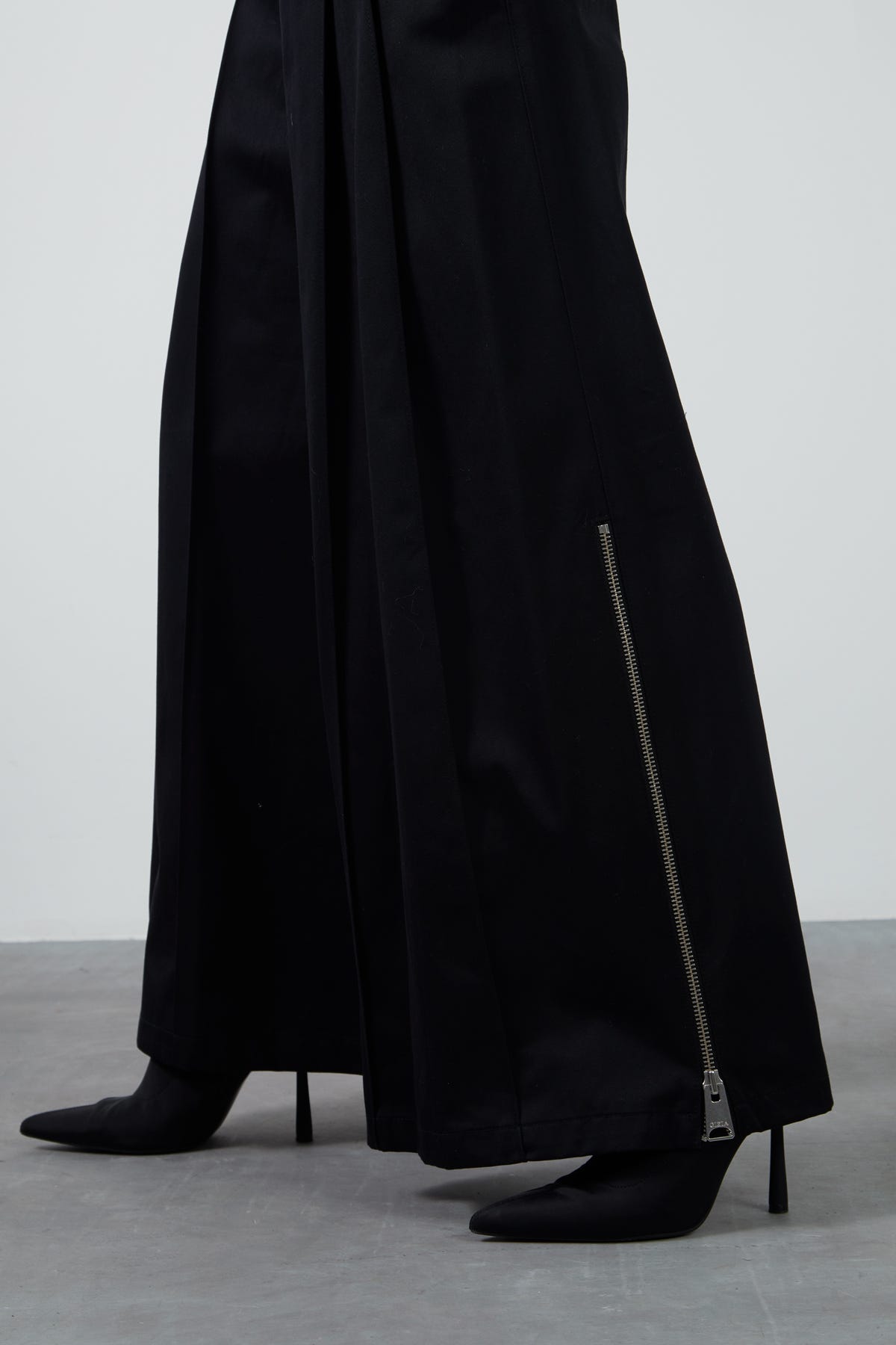 Yan Paçalar Fermuarlı Kare Çıtçıt Kapama Bol Paça Pantolon