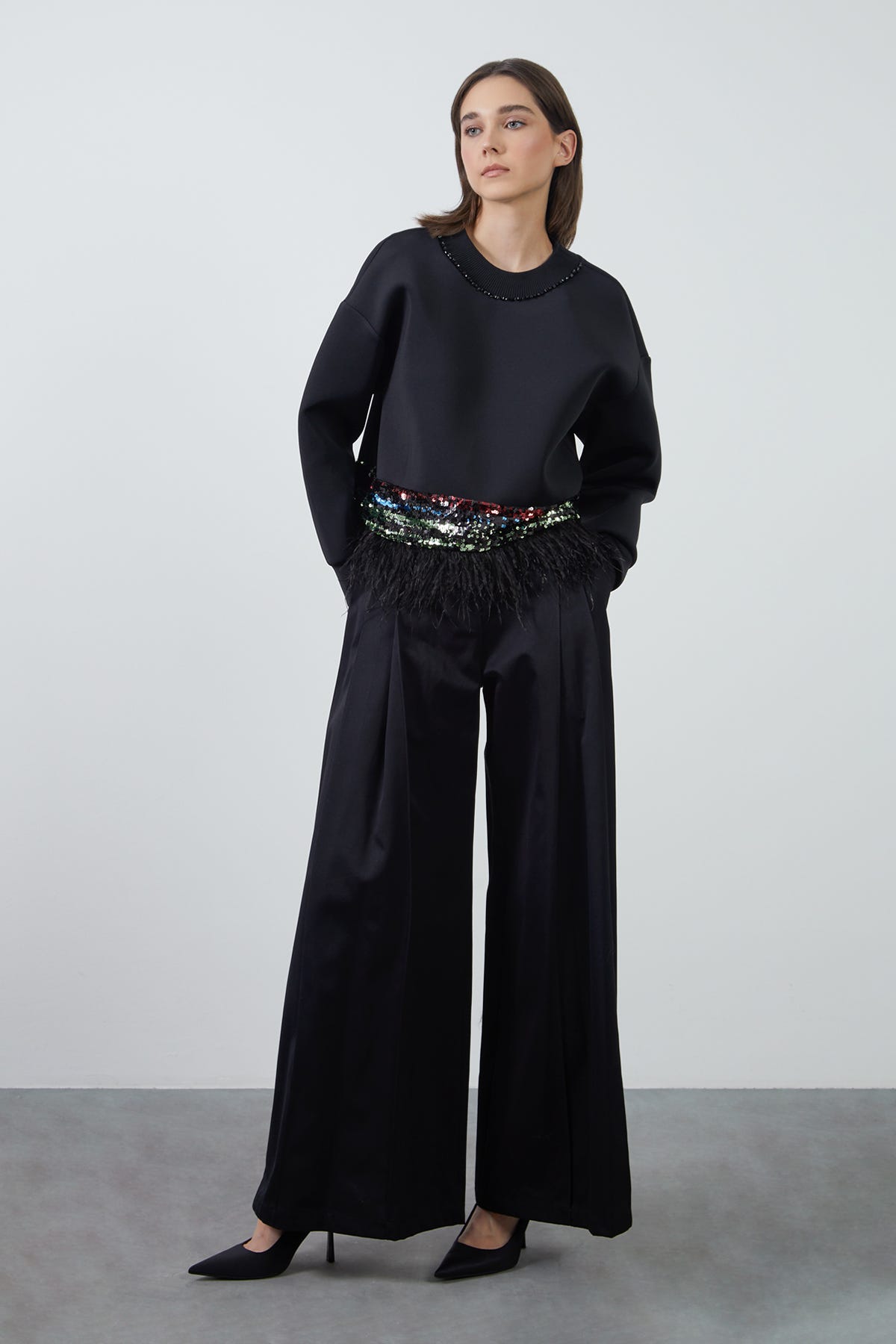 Etek Ucu Tüy Detaylı Pul Payet Garnili Yakası İşlemeli Sweatshirt