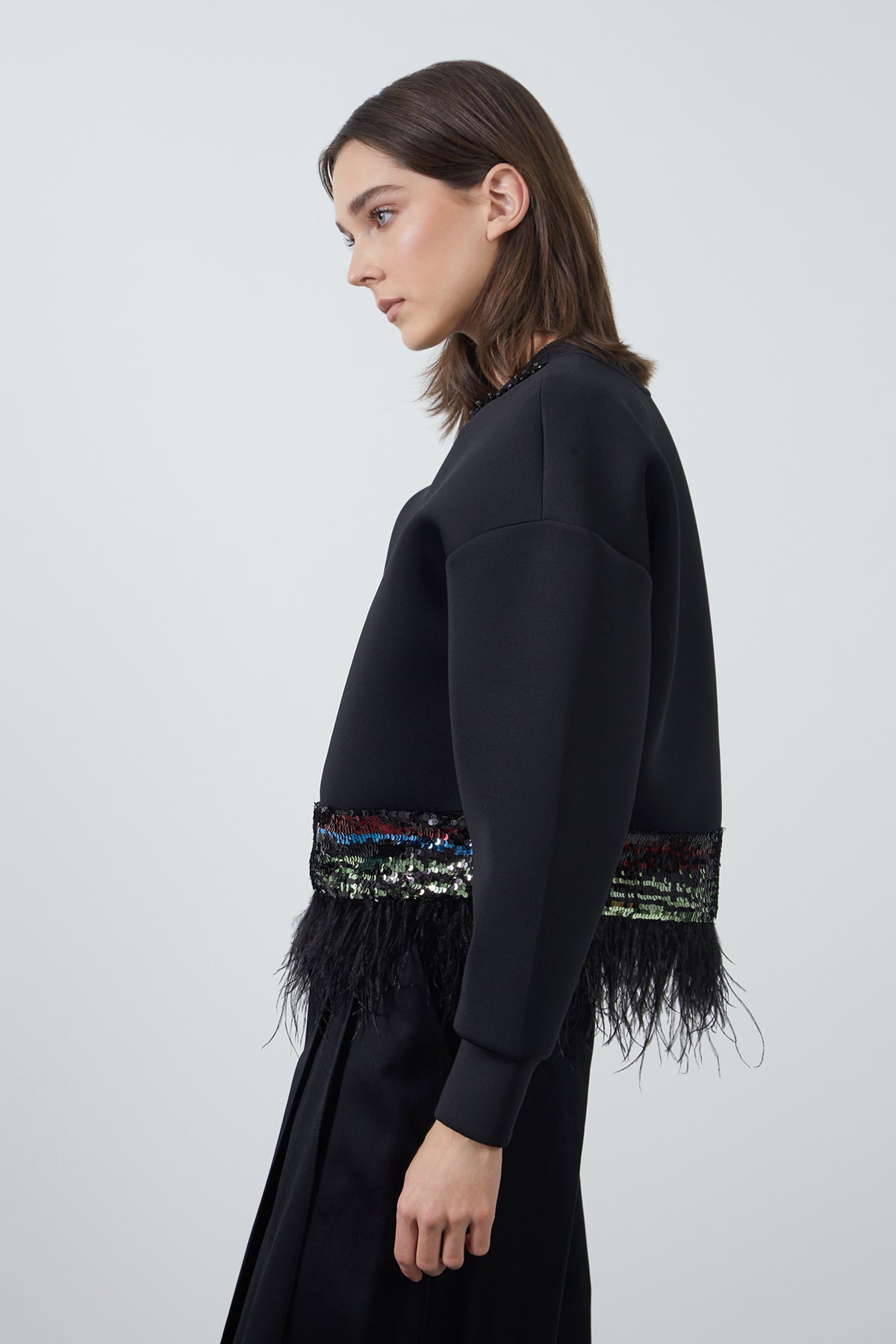 Etek Ucu Tüy Detaylı Pul Payet Garnili Yakası İşlemeli Sweatshirt