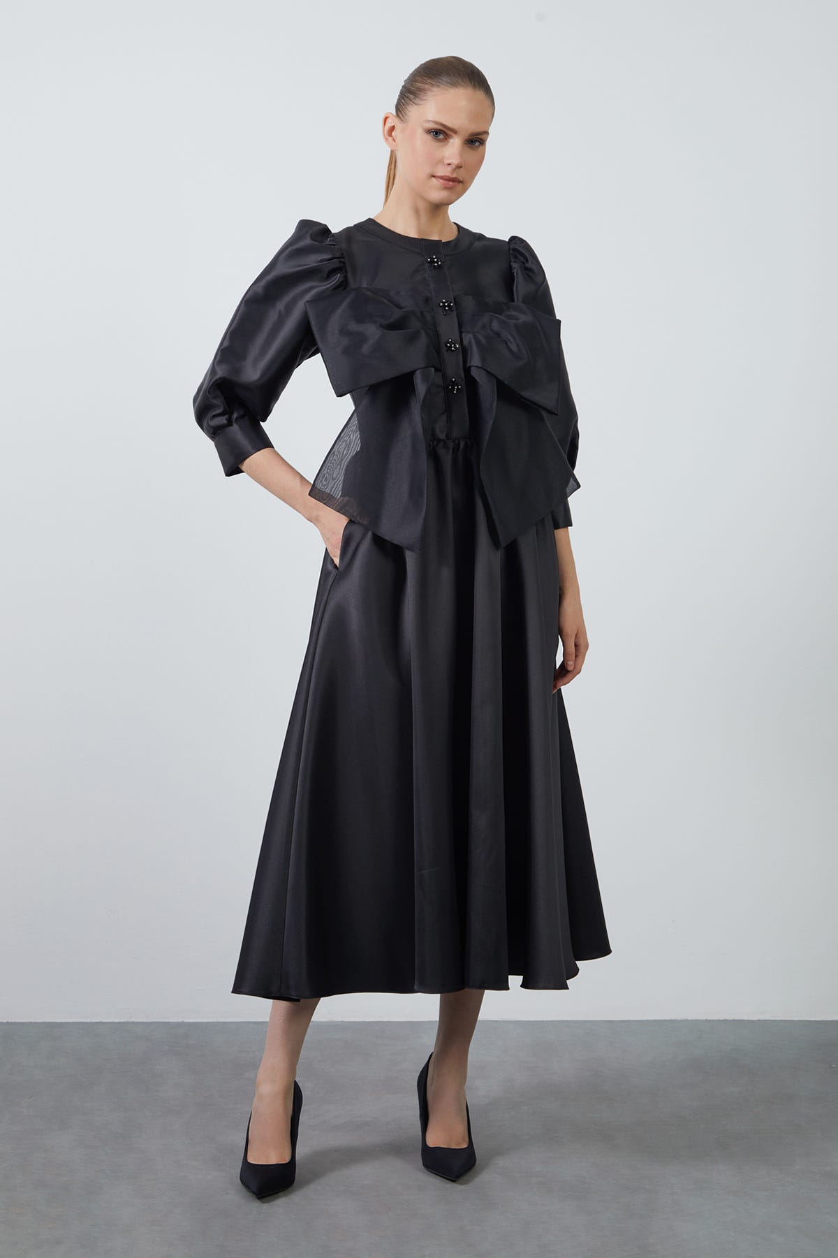 Kurdela Detaylı İşlemeli Midi Boy Elbise