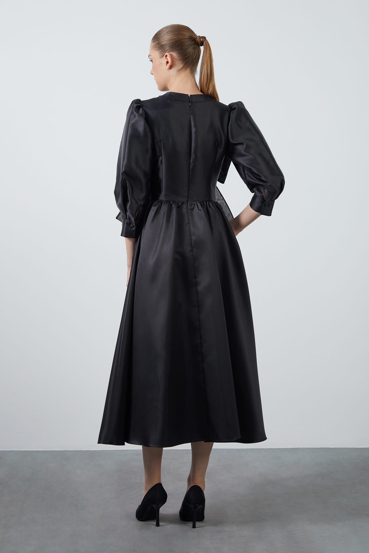 Kurdela Detaylı İşlemeli Midi Boy Elbise