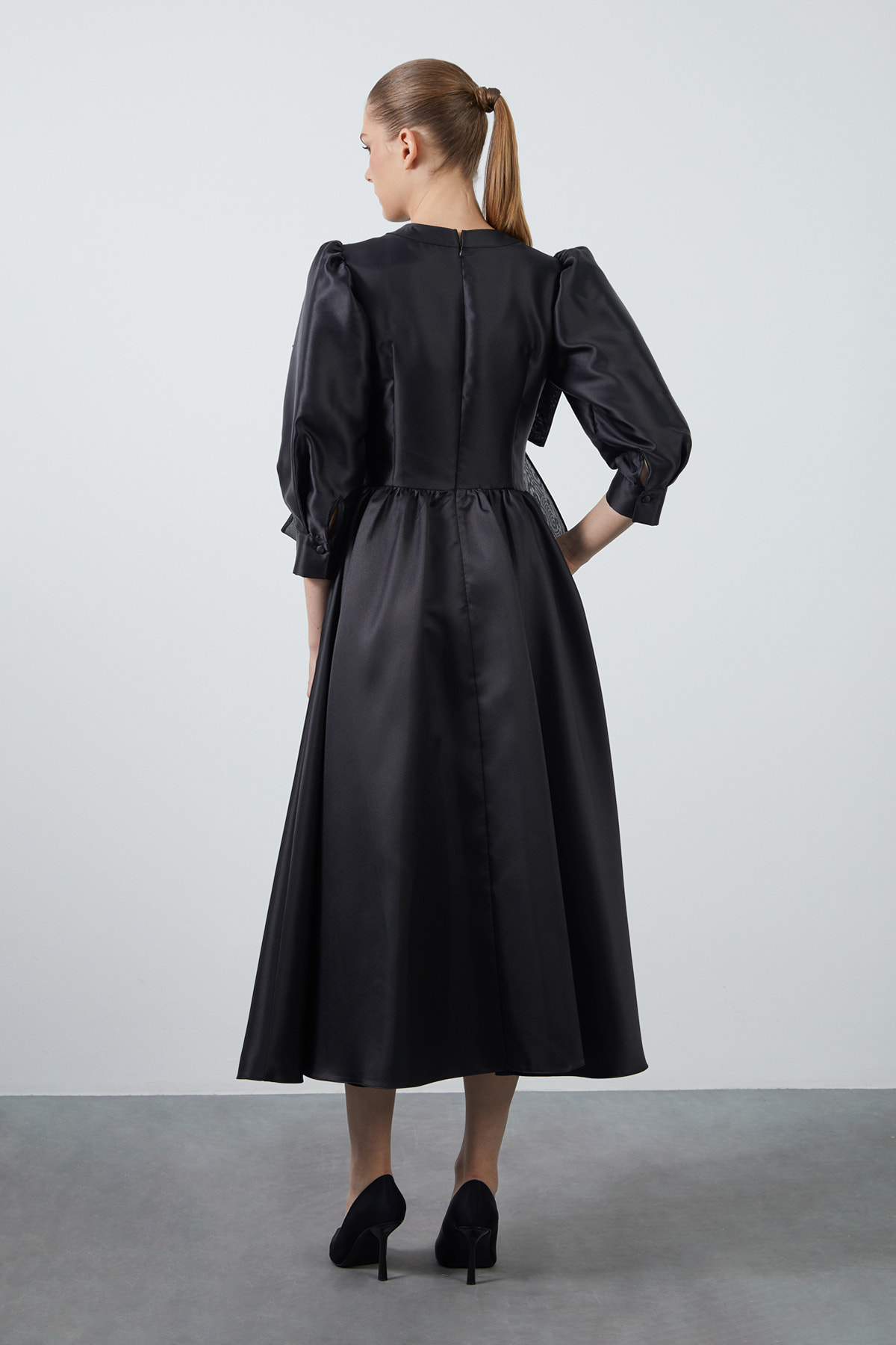 Kurdela Detaylı İşlemeli Midi Boy Elbise