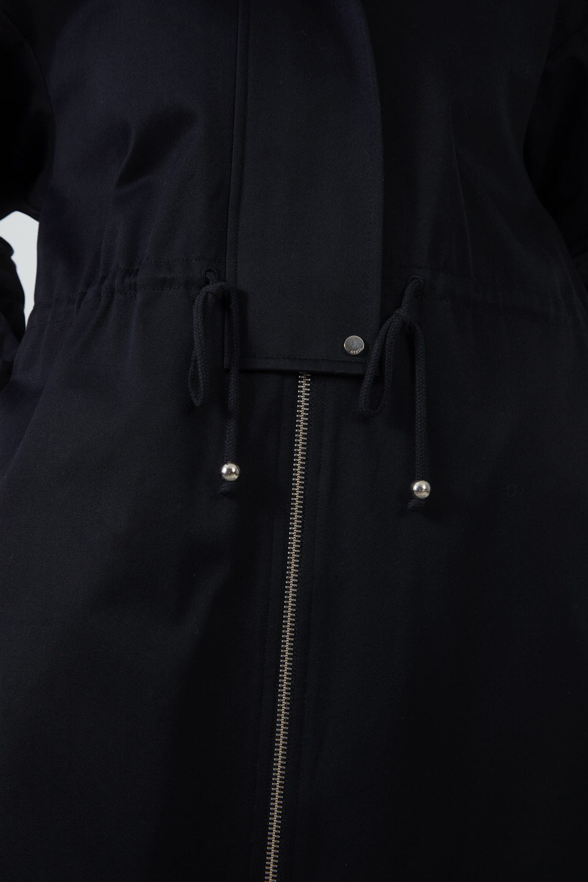 Etek Ucu Büzülebilir Kapüşonlu Uzun Trençkot