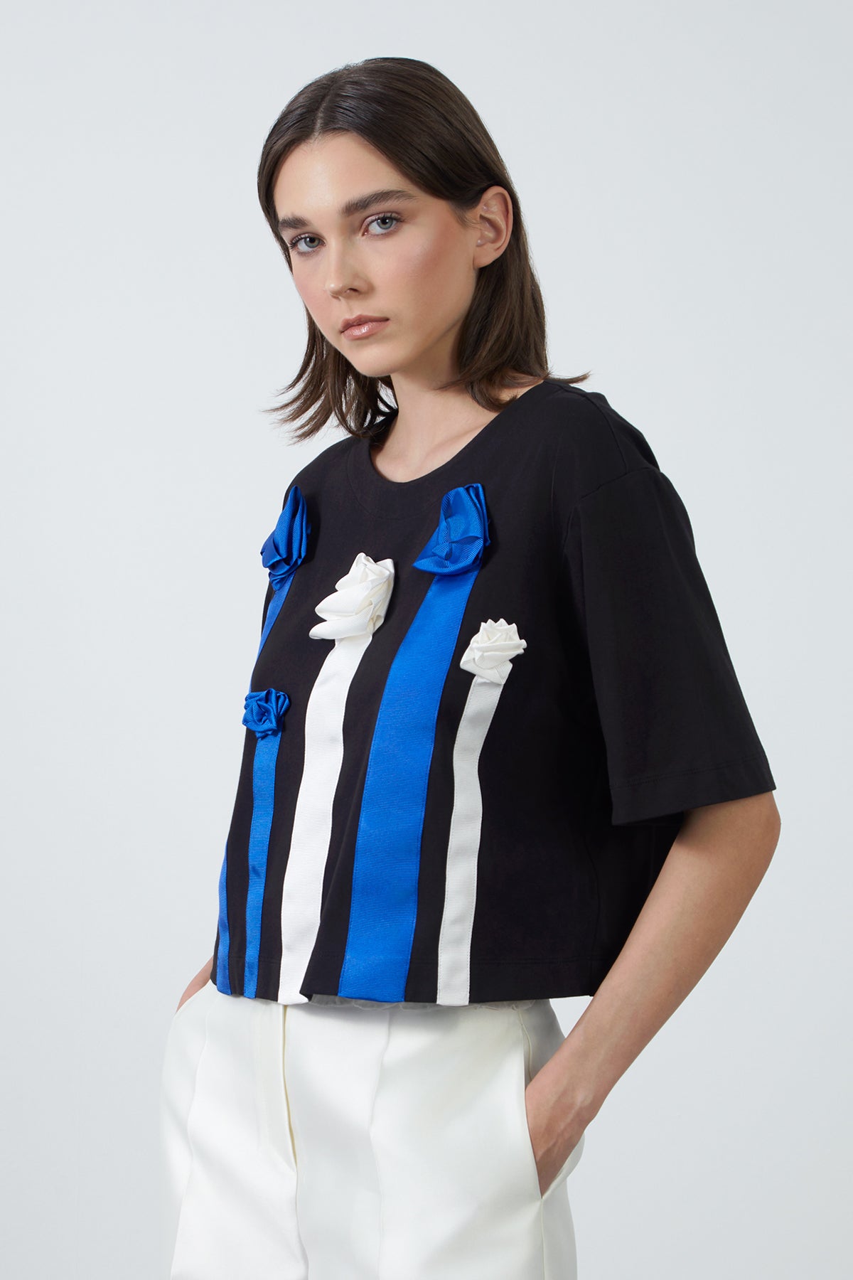 Çiçek Detaylı Arkası Fermuarlı Bluz