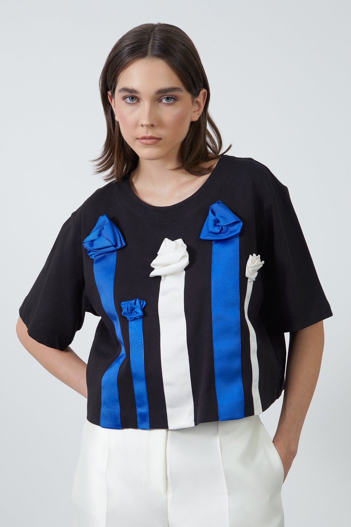 Çiçek Detaylı Arkası Fermuarlı Bluz