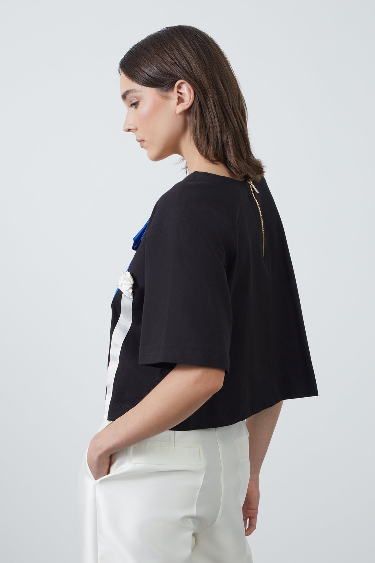 Çiçek Detaylı Arkası Fermuarlı Bluz