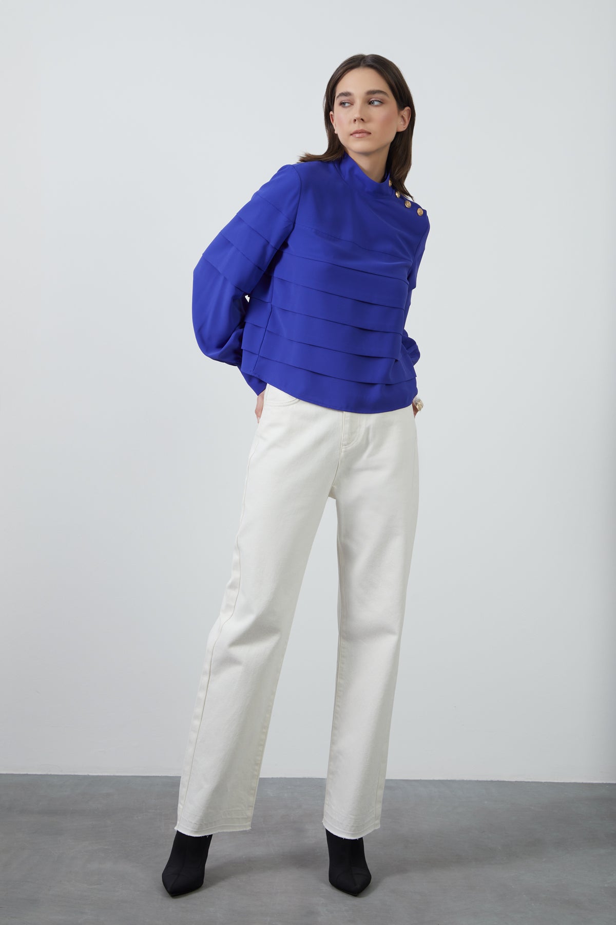 Omuzdan Düğme Detaylı Kat Kat Dik Yaka Bluz