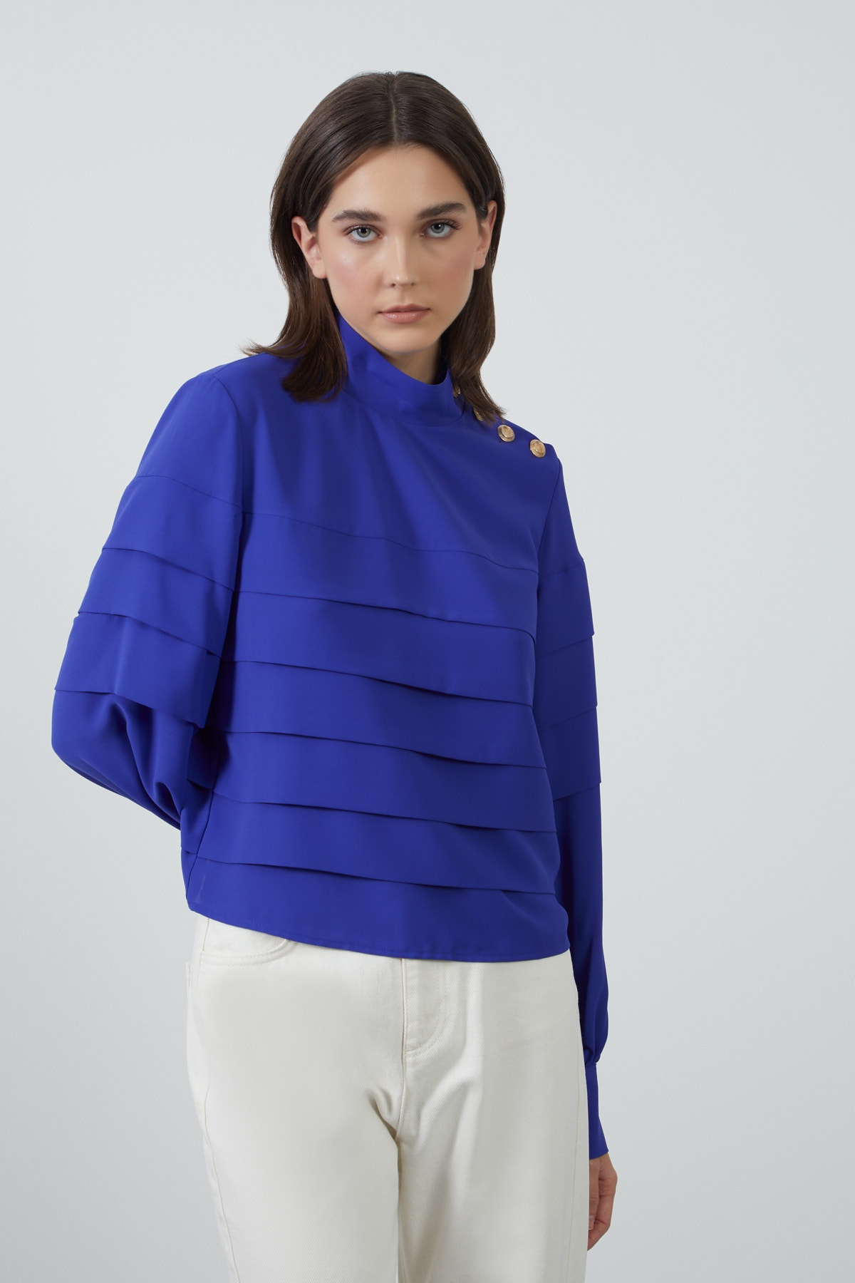 Omuzdan Düğme Detaylı Kat Kat Dik Yaka Bluz