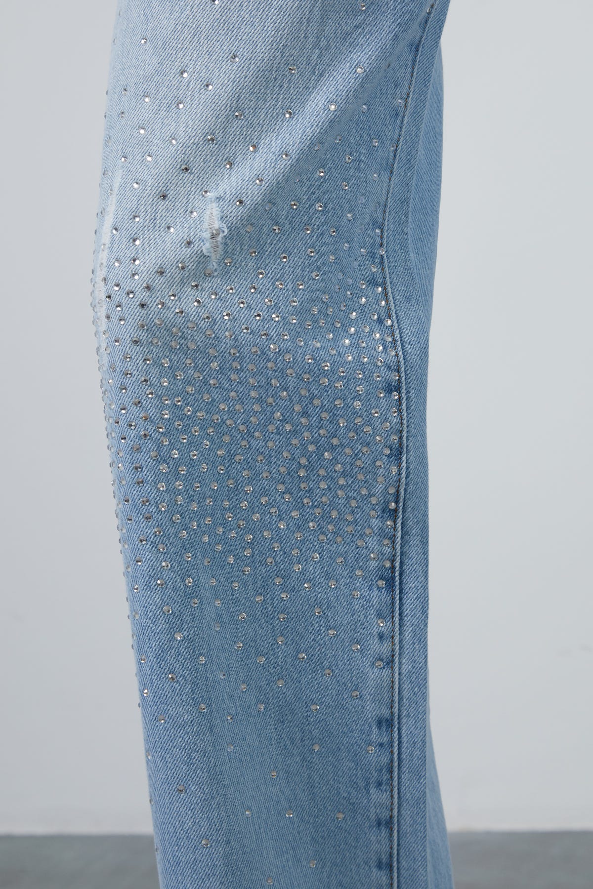 Aksesuar Toka Detaylı Boru Paça Basic Jean Pantolon