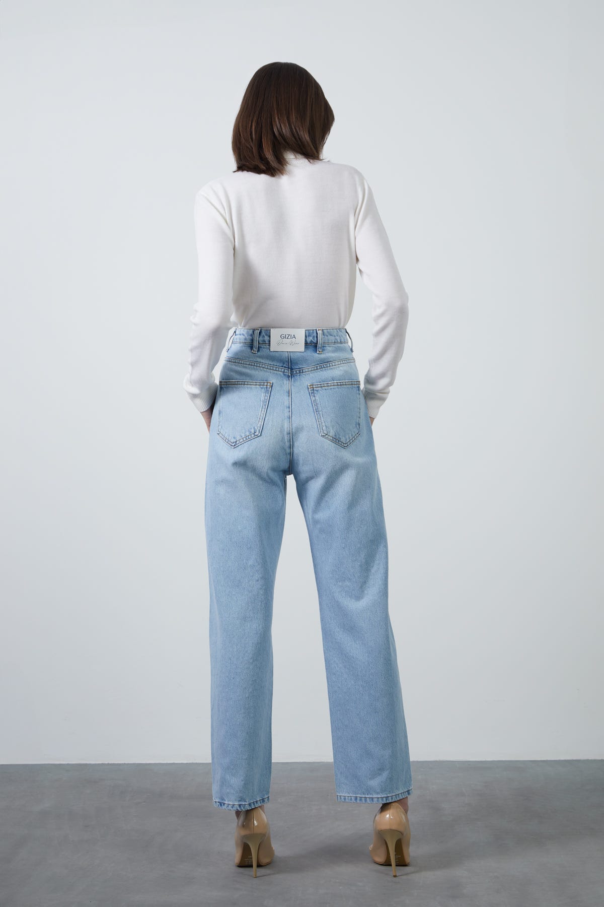 Aksesuar Toka Detaylı Boru Paça Basic Jean Pantolon