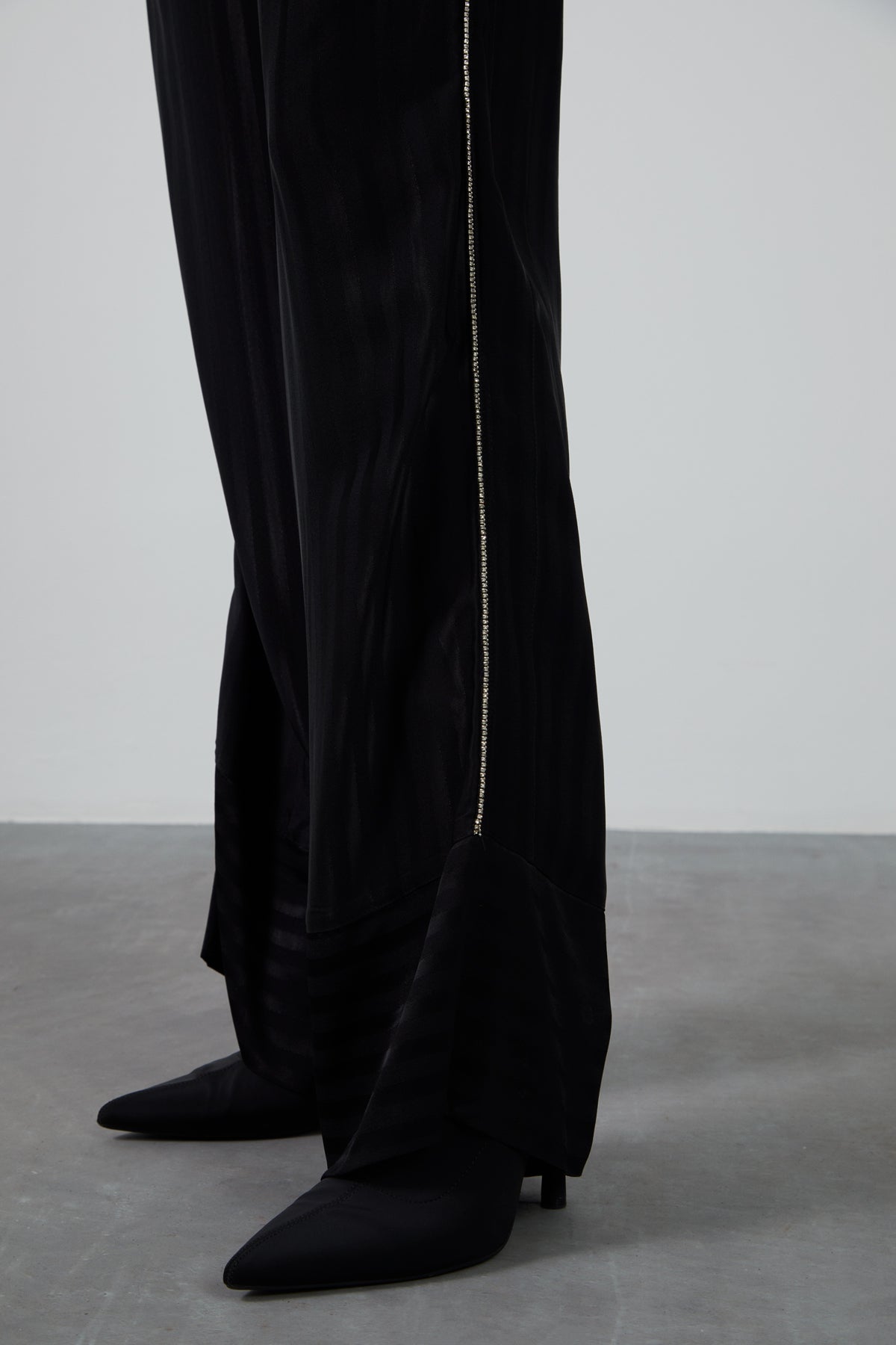 Yanları Biye Detaylı Uzun Bol Paça Pantolon