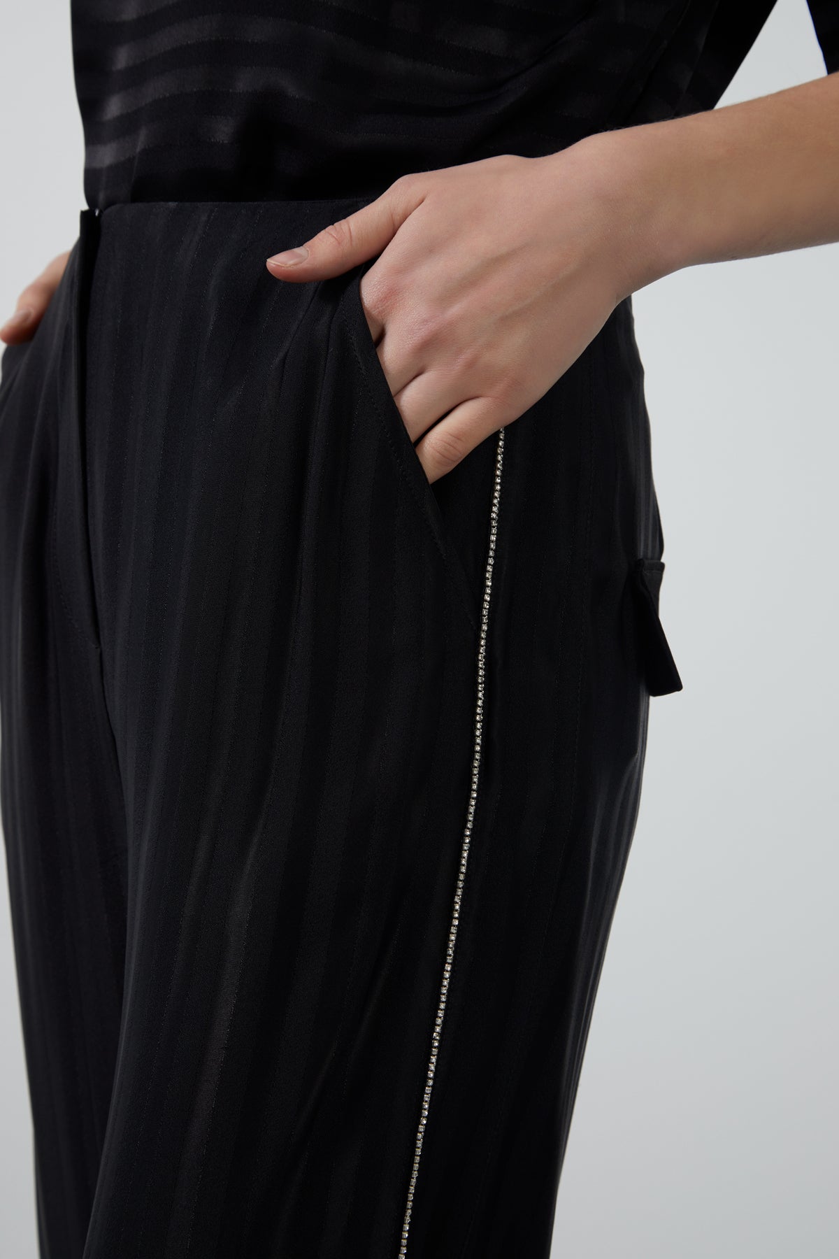 Yanları Biye Detaylı Uzun Bol Paça Pantolon