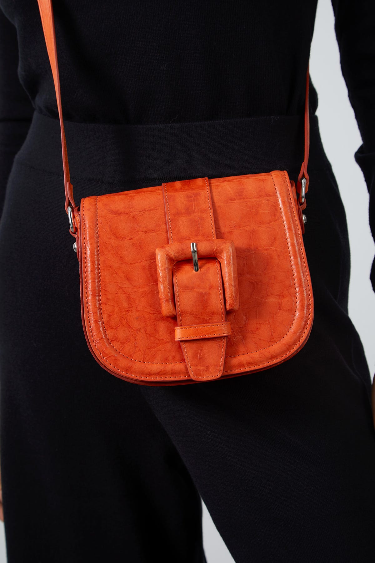 Önü Kemer Tokalı Ayarlanabilir Saplı Desenli Deri Çanta