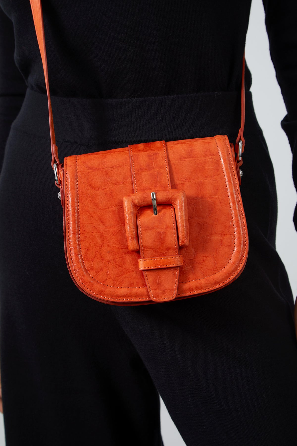 Önü Kemer Tokalı Ayarlanabilir Saplı Desenli Deri Çanta