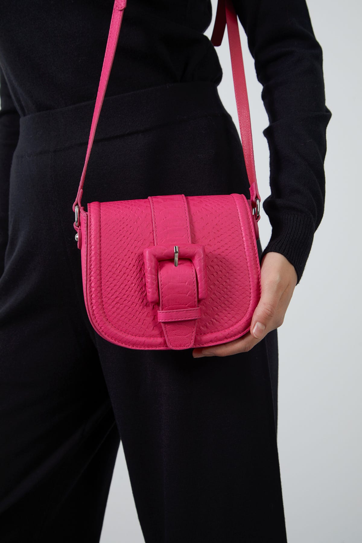 Önü Kemer Tokalı Ayarlanabilir Saplı Desenli Deri Çanta