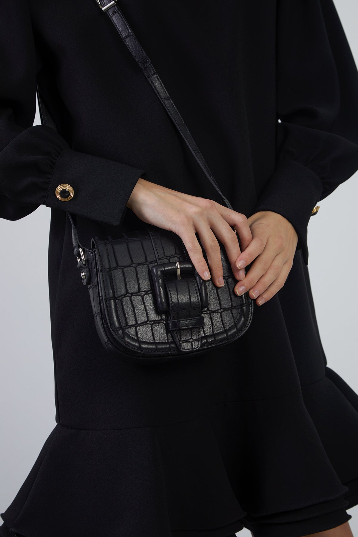 Önü Kemer Tokalı Ayarlanabilir Saplı Desenli Deri Çanta