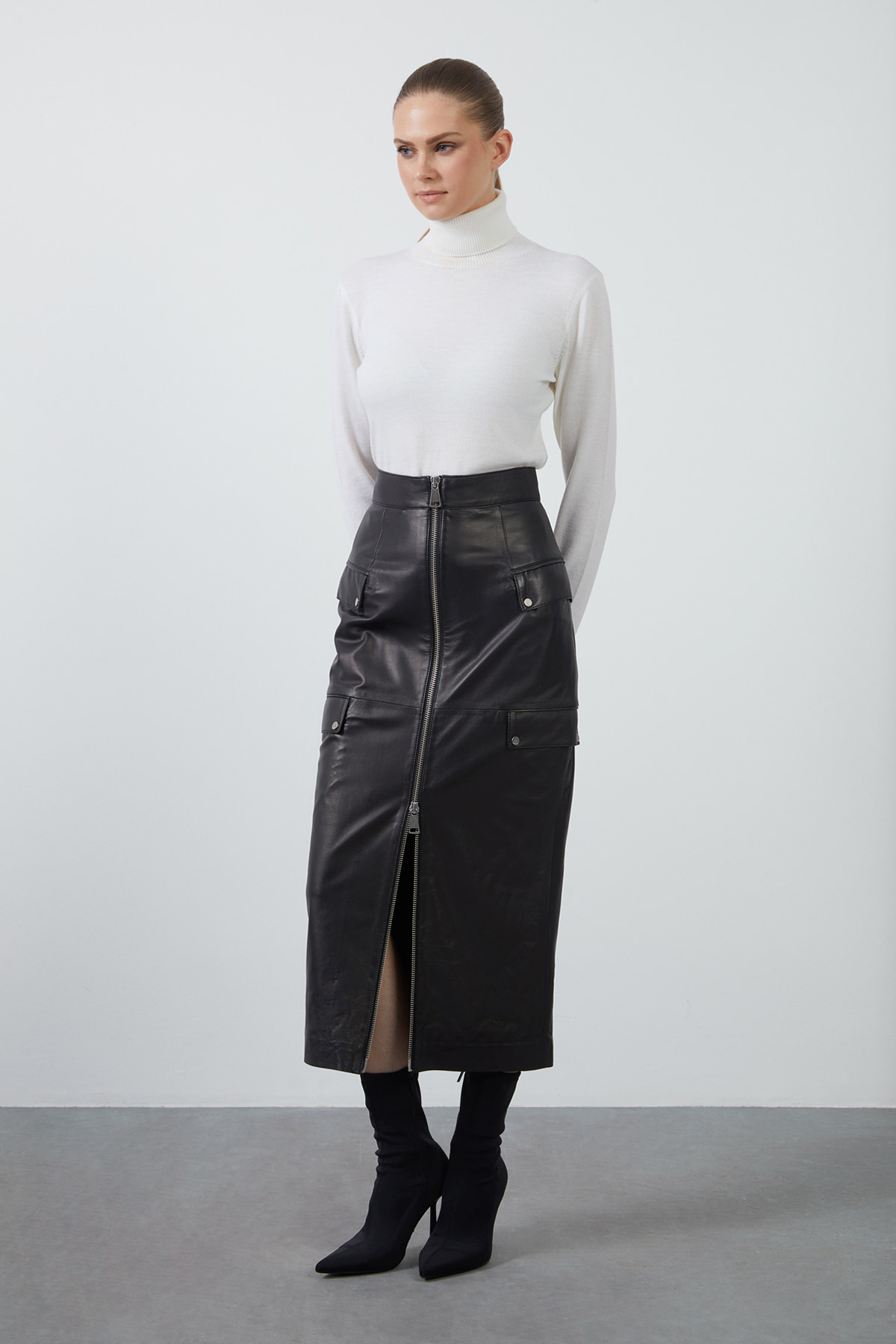 Cep Detaylı Önden Fermuarlı Deri Etek
