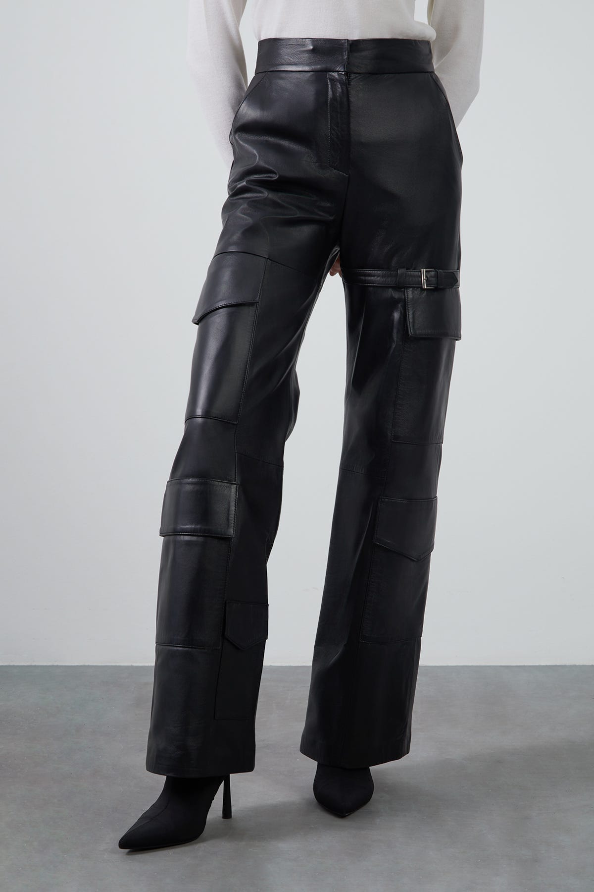 Metal Toka Detaylı Kargo Cepli Boru Paça Deri Pantolon