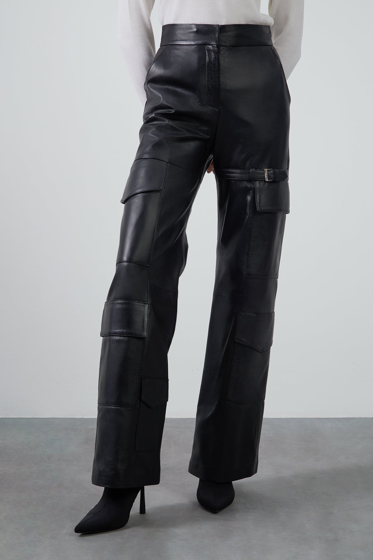 Metal Toka Detaylı Kargo Cepli Boru Paça Deri Pantolon