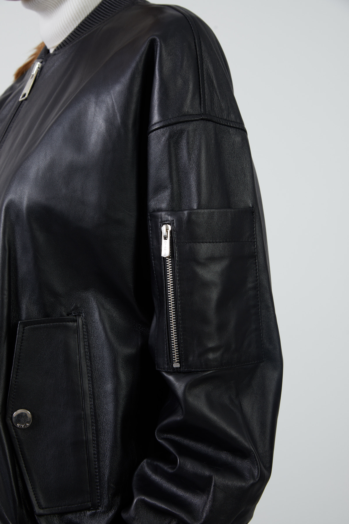 Kol Üzeri Cep Detaylı Manşet Ve Etek Ucu Lastikli Deri Ceket