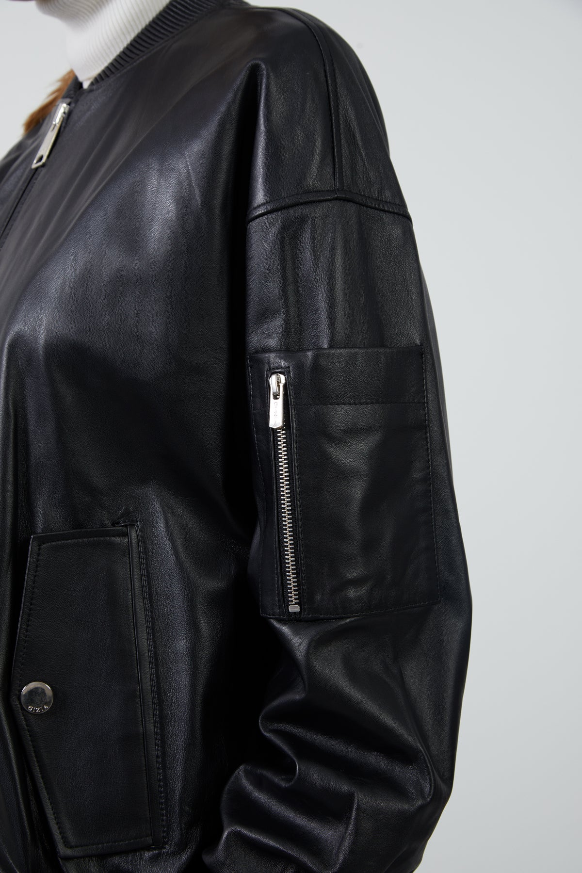 Kol Üzeri Cep Detaylı Manşet Ve Etek Ucu Lastikli Deri Ceket