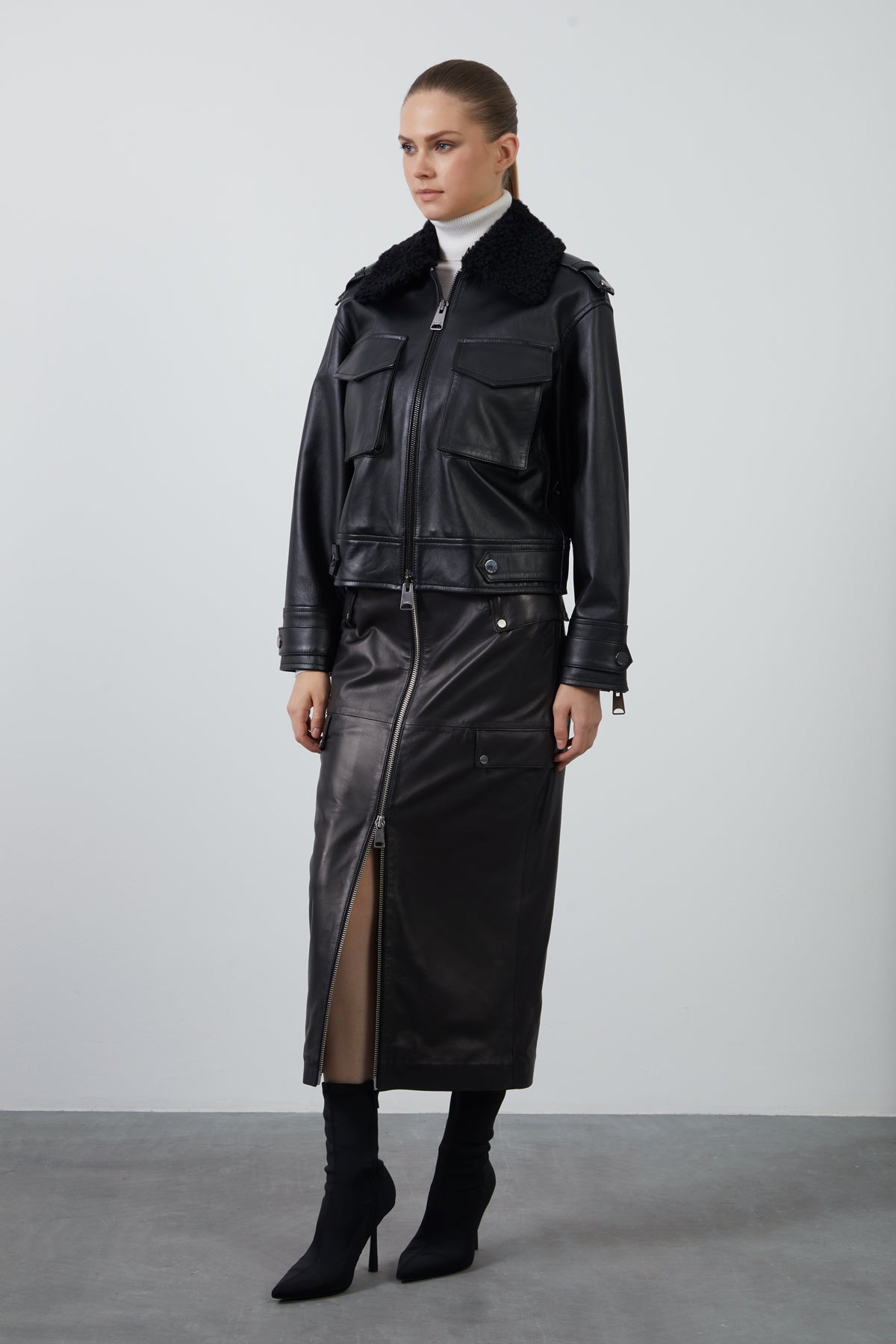 Yakası Kürklü Kolları Fermuarlı Deri Ceket