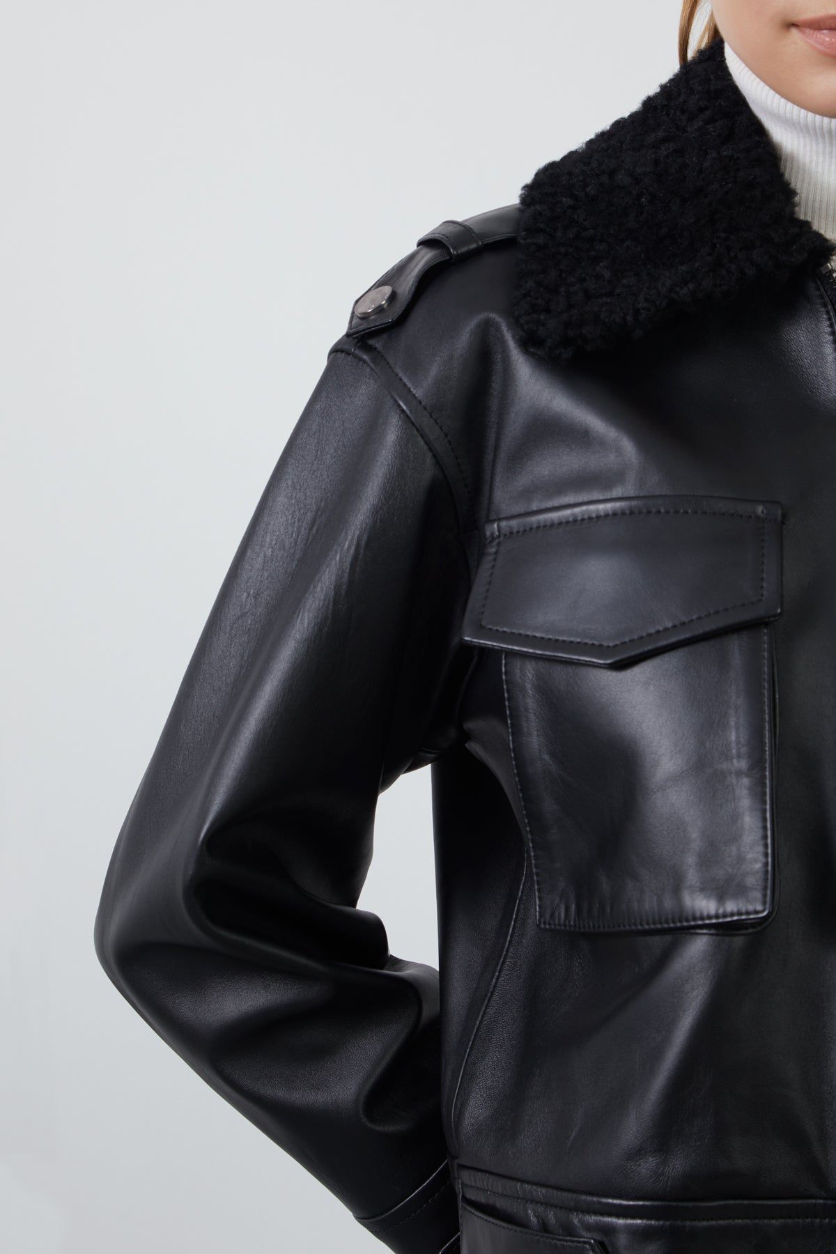 Yakası Kürklü Kolları Fermuarlı Deri Ceket