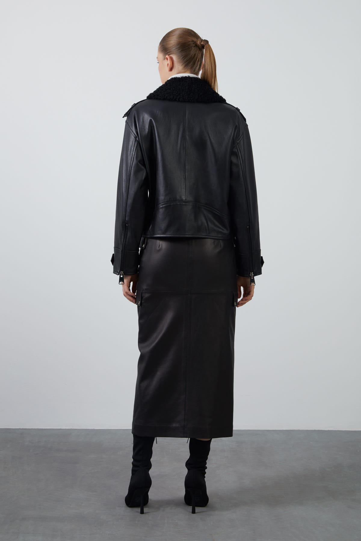 Yakası Kürklü Kolları Fermuarlı Deri Ceket