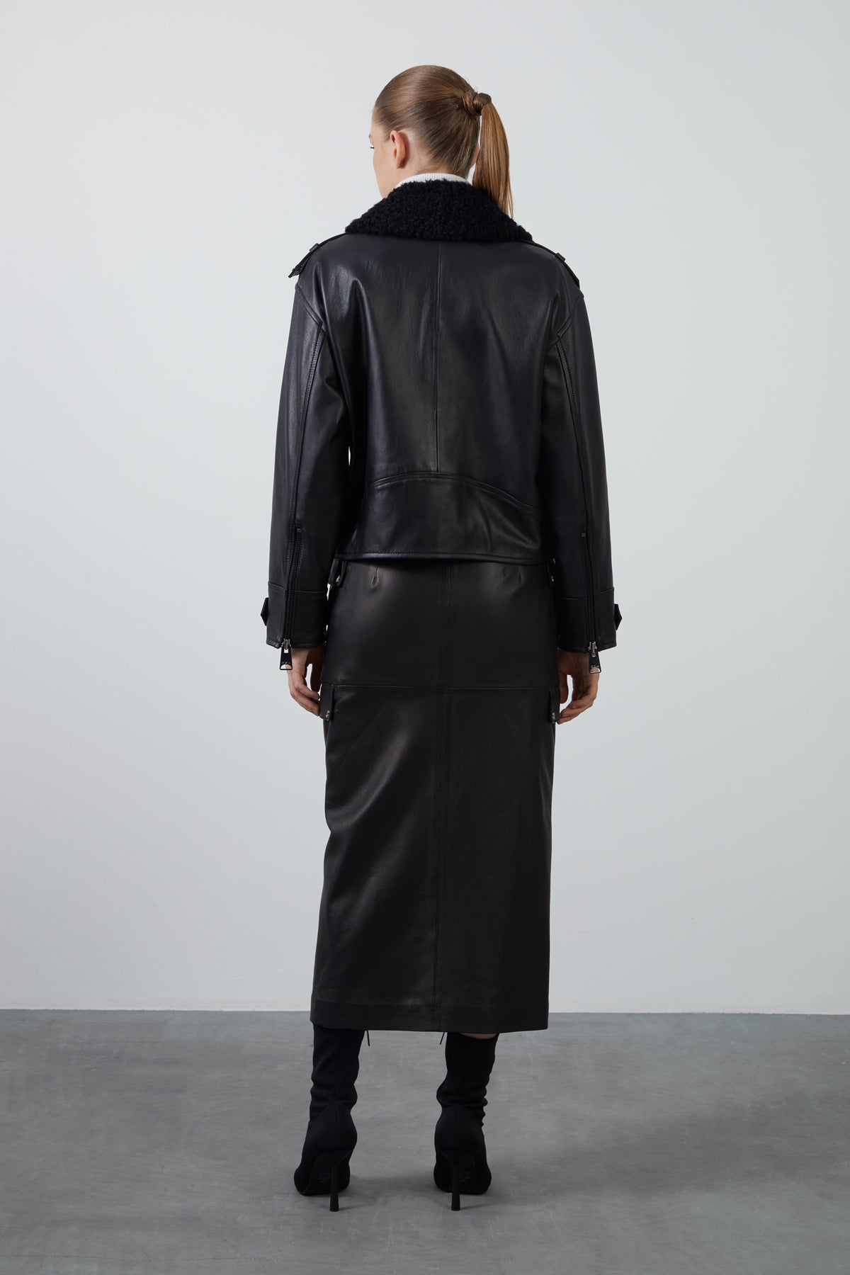 Yakası Kürklü Kolları Fermuarlı Deri Ceket