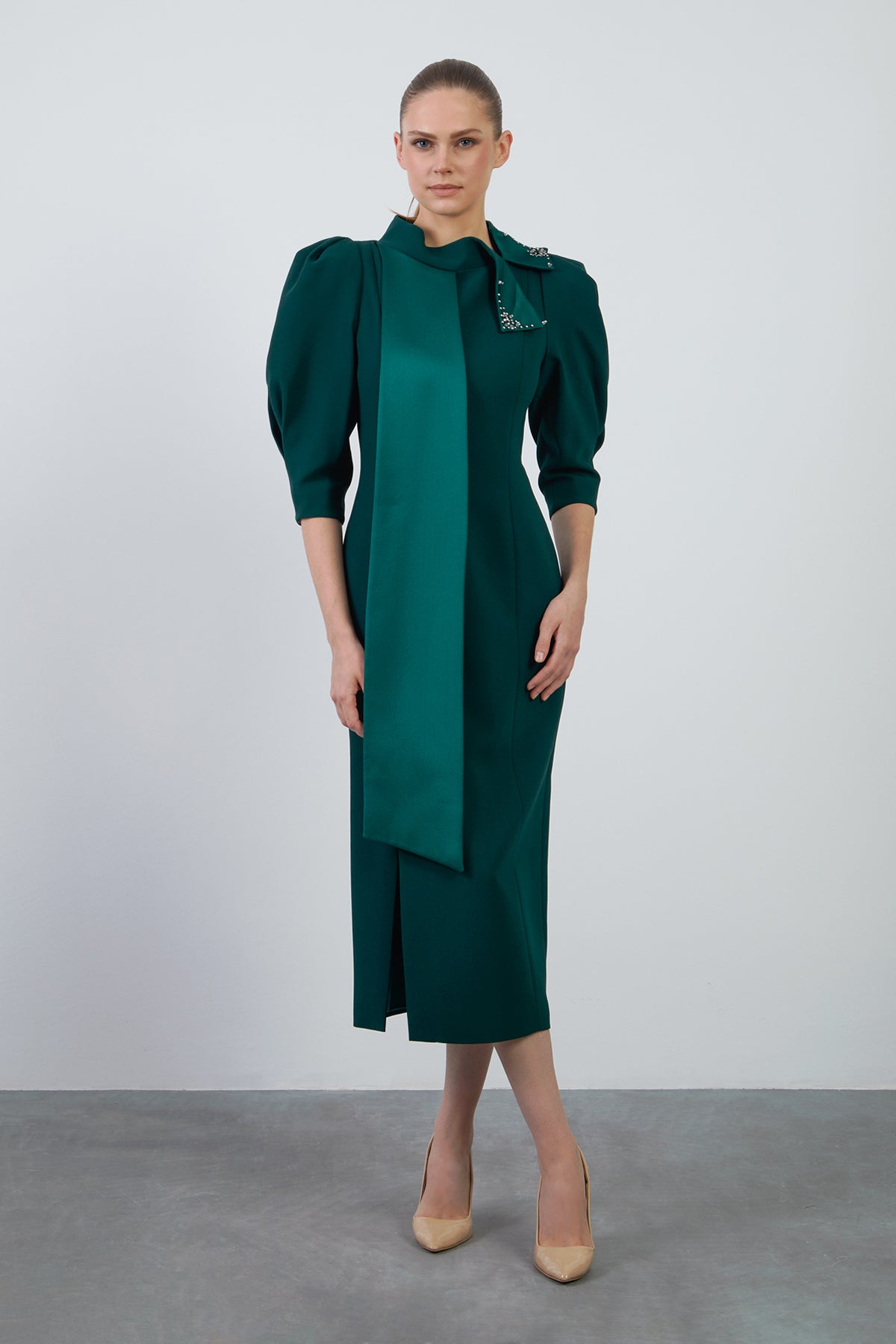 İşleme Detay Önü Yırtmaçlı Karpuz Kollu Midi Boy Yeşil Elbise