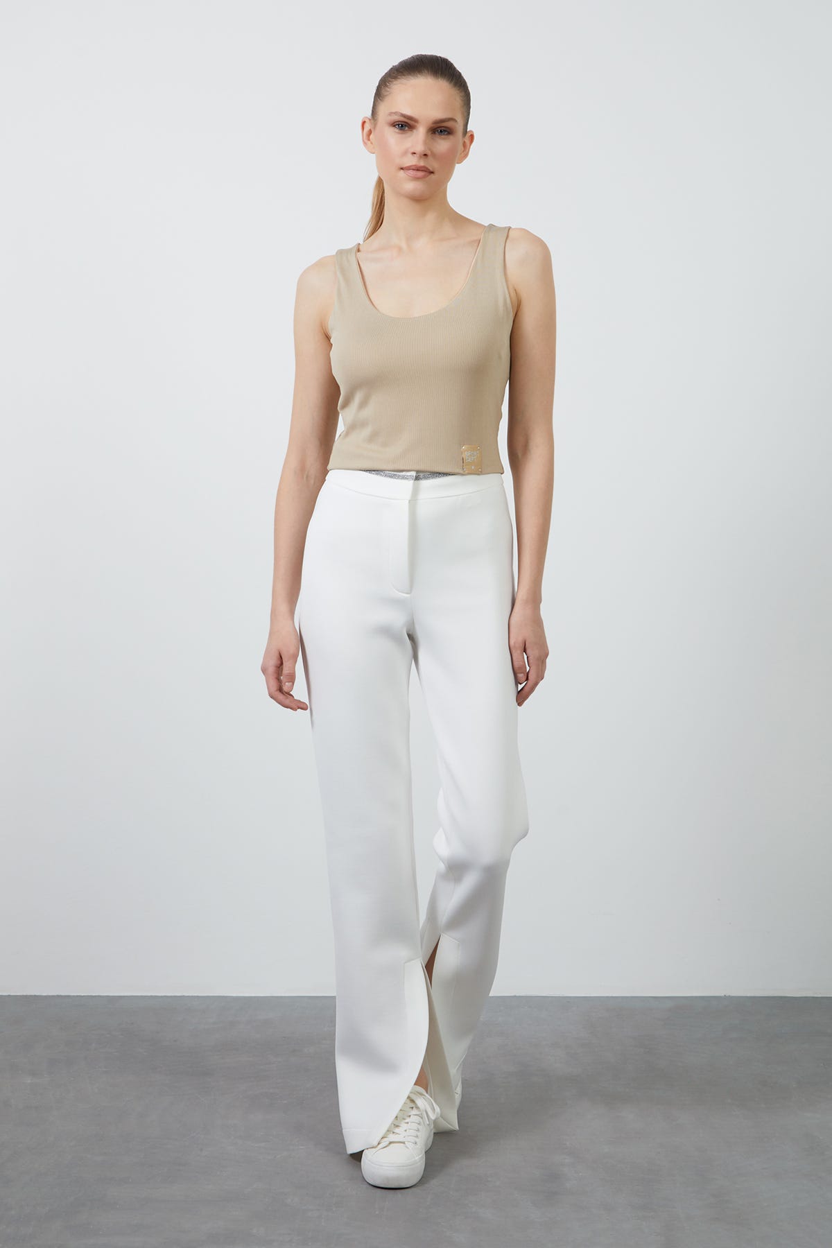 Etek Ucu Etiket Detaylı Kolsuz Bej Kısa Bluz